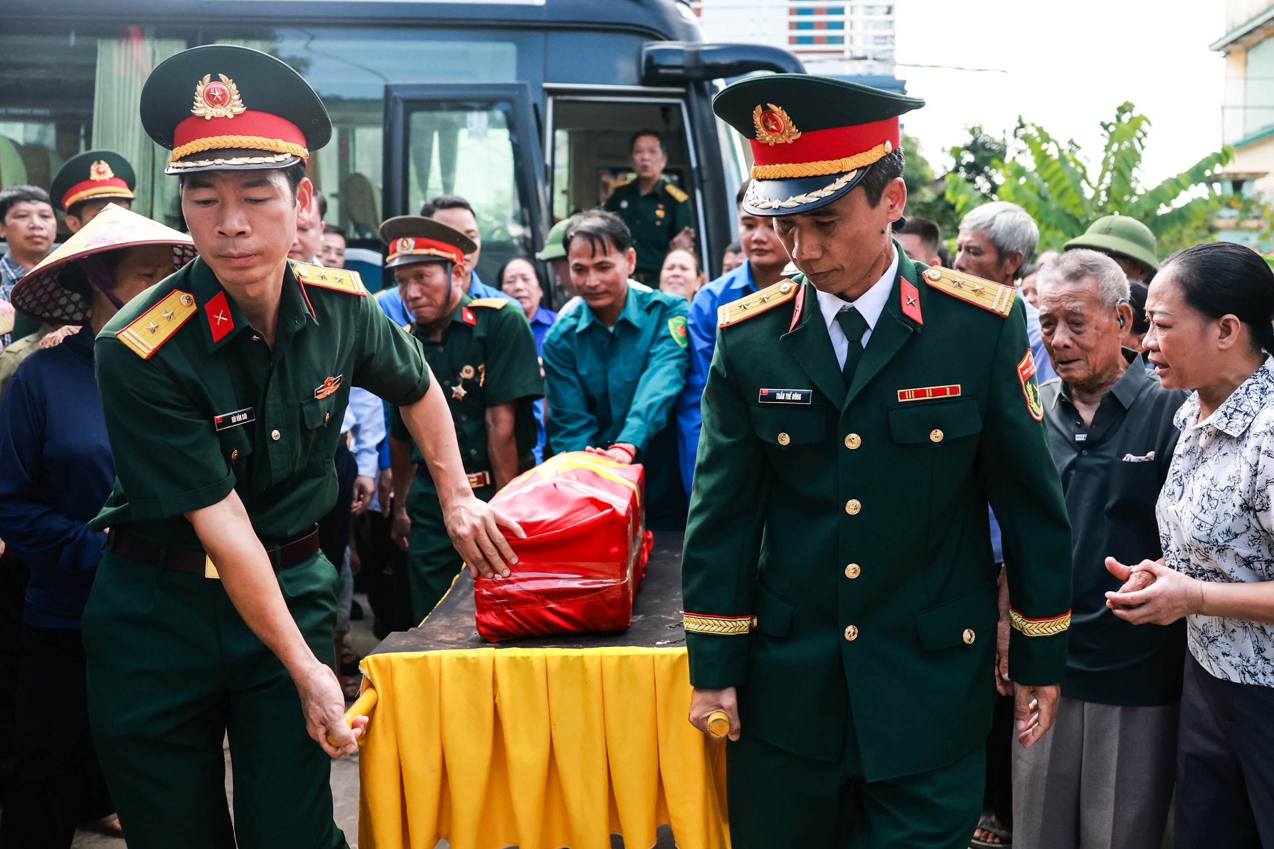 Ngày trở về đặc biệt của liệt sĩ Phan Văn Cánh: “Cánh ơi, mẹ bế con một tý con ơi” - Ảnh 8.