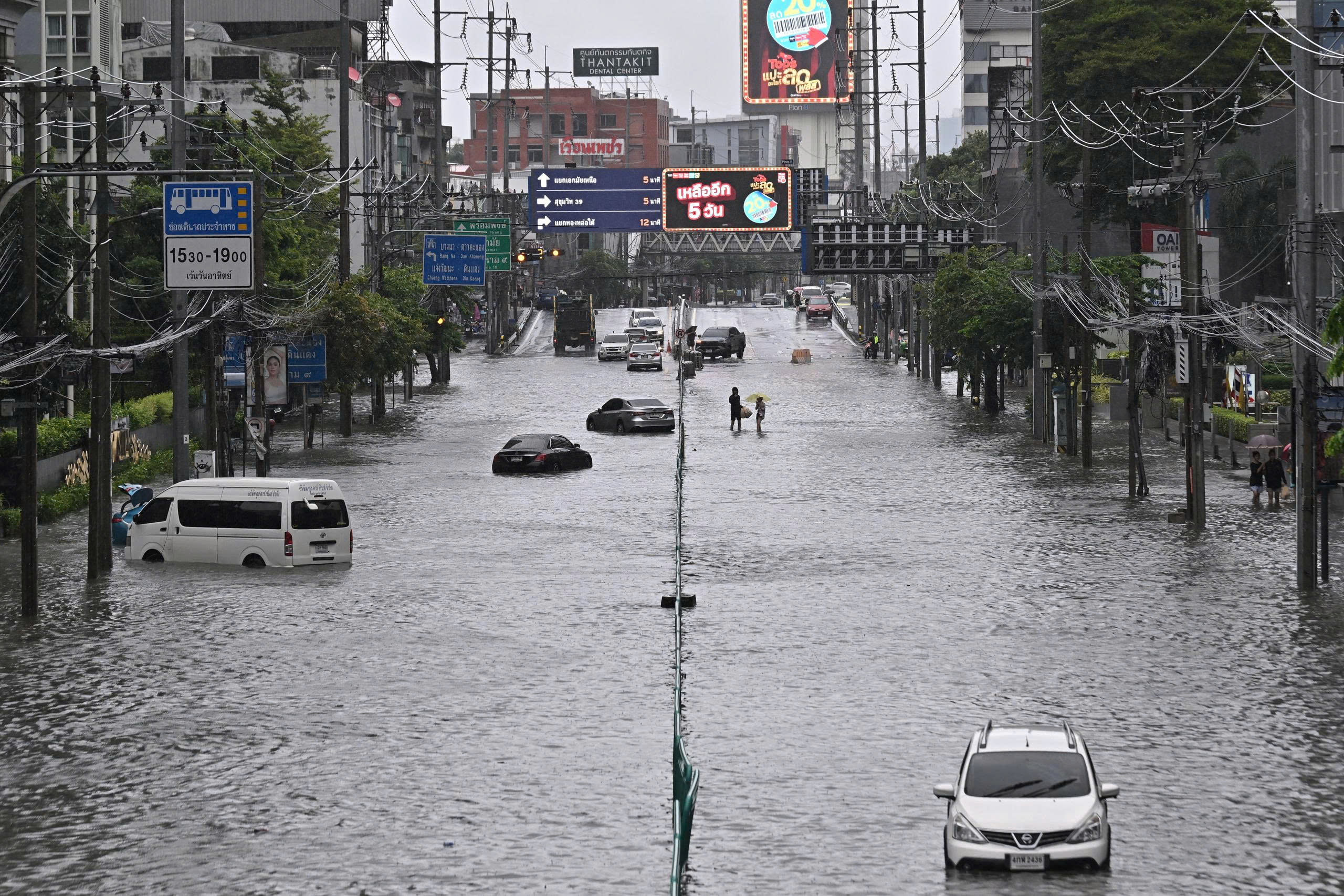Bangkok ngập sâu, cả thủ đô Thái Lan ban bố tình trạng thảm họa - Ảnh 1.