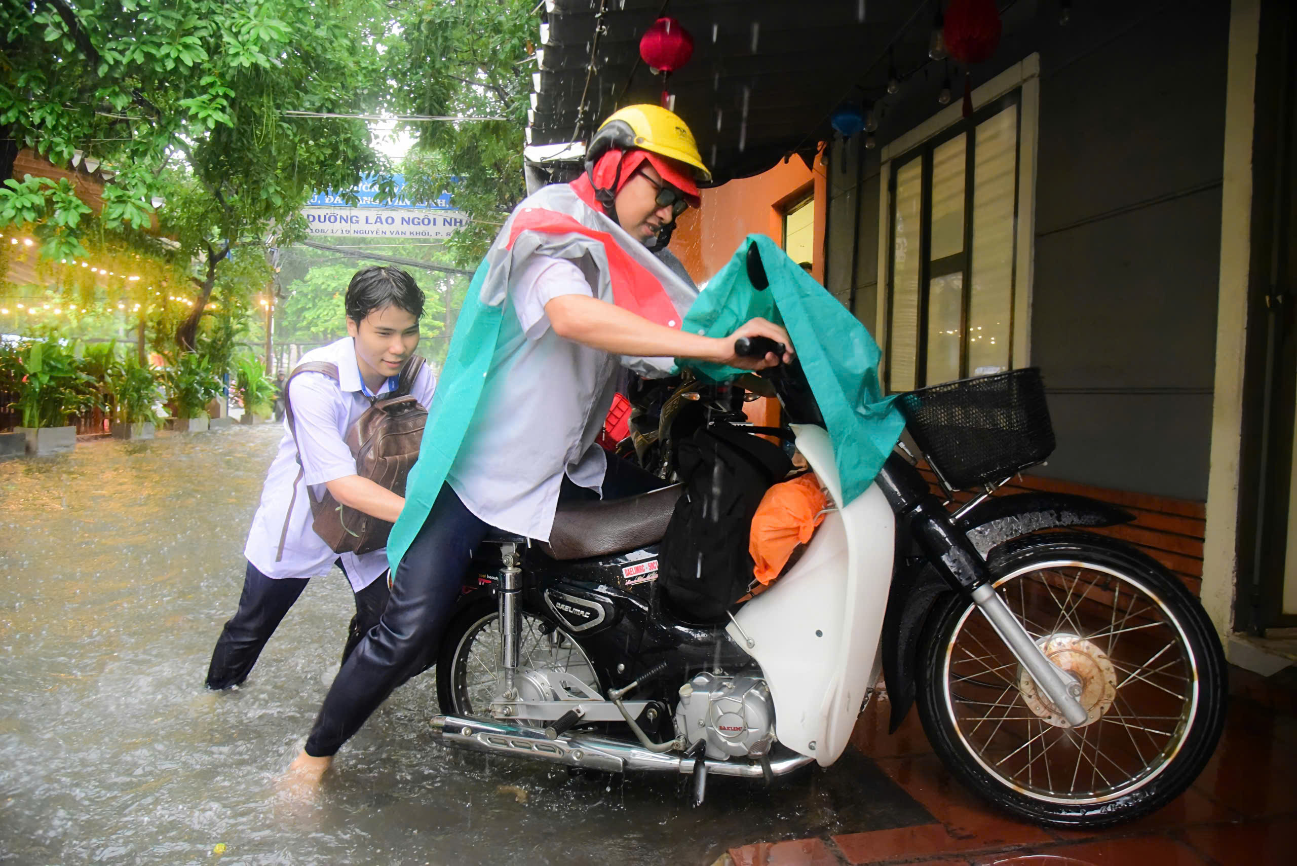 Quy định học sinh phải mang giày ba ta đi học: chuyện nhỏ mà không nhỏ - Ảnh 1.