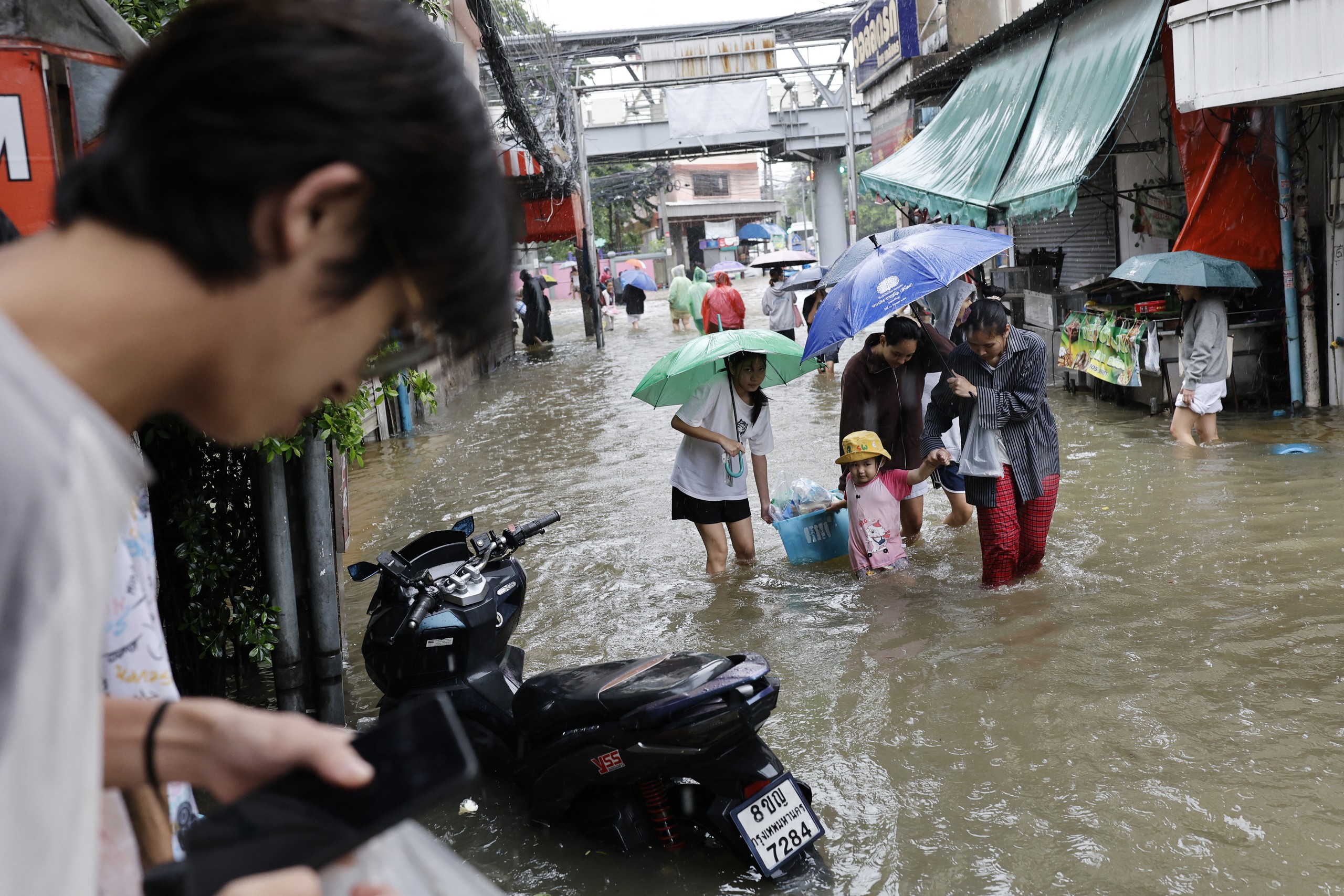 Bangkok ngập sâu, cả thủ đô Thái Lan ban bố tình trạng thảm họa - Ảnh 3.