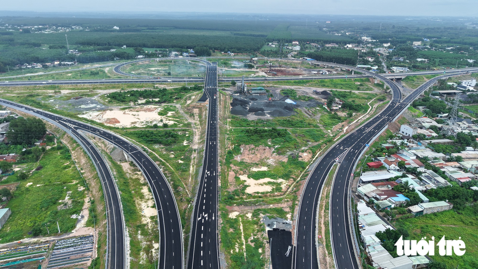 Ngắm cao tốc Bến Lức - Long Thành trước ngày thông xe toàn tuyến - Ảnh 19.