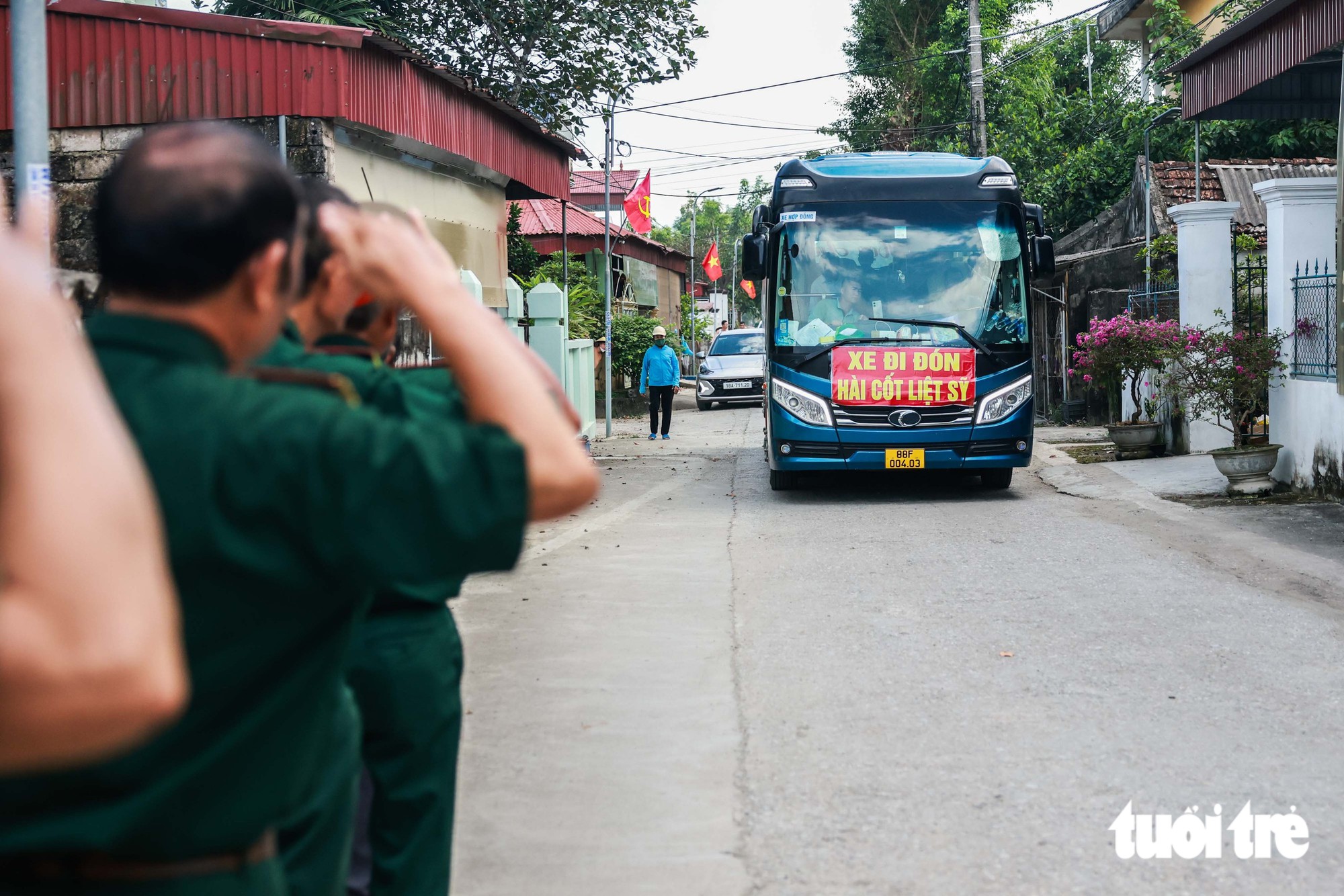 Ngày trở về đặc biệt của liệt sĩ Phan Văn Cánh: “Cánh ơi, mẹ bế con một tý con ơi” - Ảnh 2.
