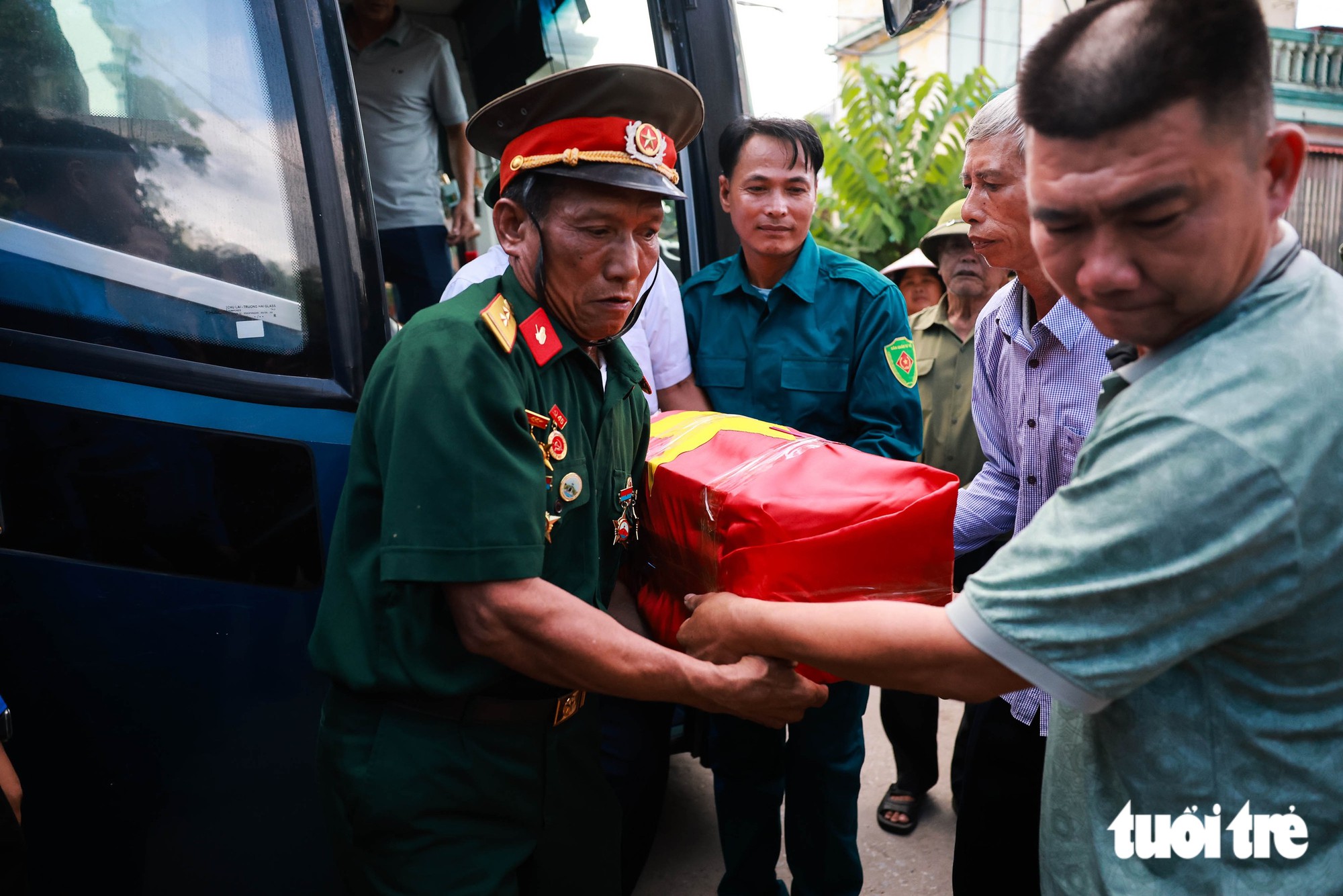 Ngày trở về đặc biệt của liệt sĩ Phan Văn Cánh: “Cánh ơi, mẹ bế con một tý con ơi” - Ảnh 6.