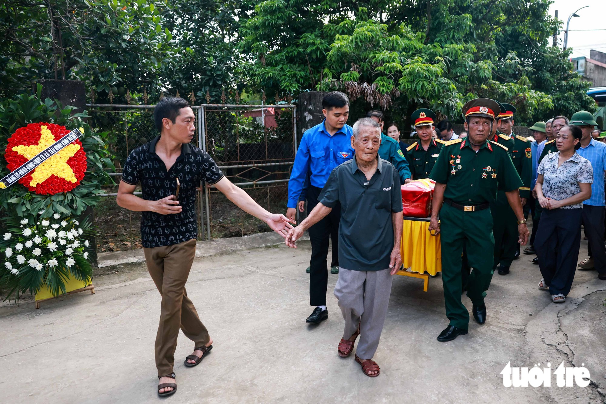 Ngày trở về đặc biệt của liệt sĩ Phan Văn Cánh: “Cánh ơi, mẹ bế con một tý con ơi” - Ảnh 9.
