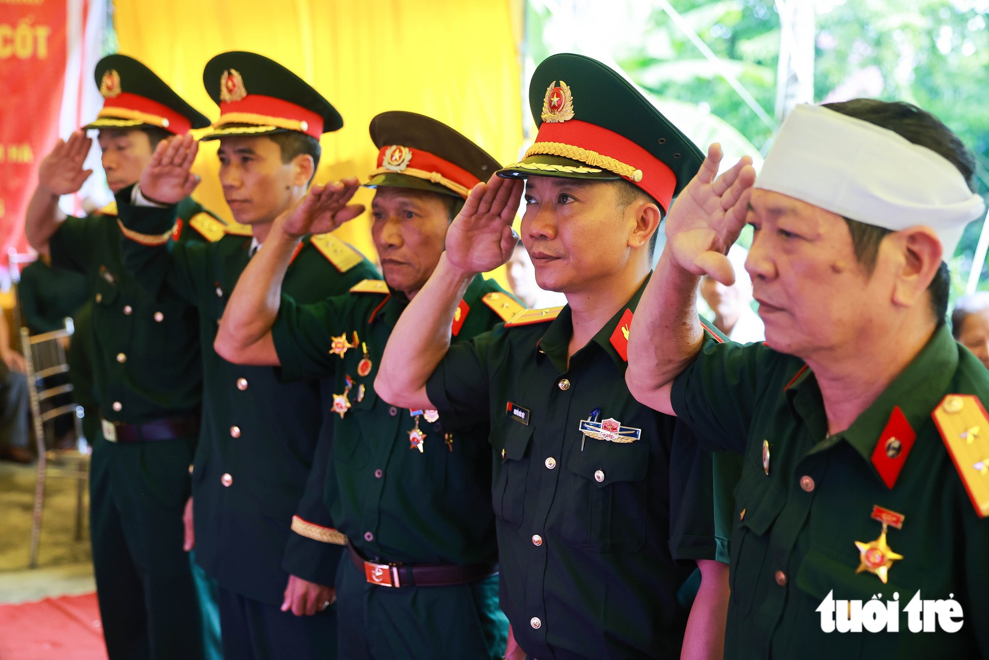 Ngày trở về đặc biệt của liệt sĩ Phan Văn Cánh: “Cánh ơi, mẹ bế con một tý con ơi” - Ảnh 18.