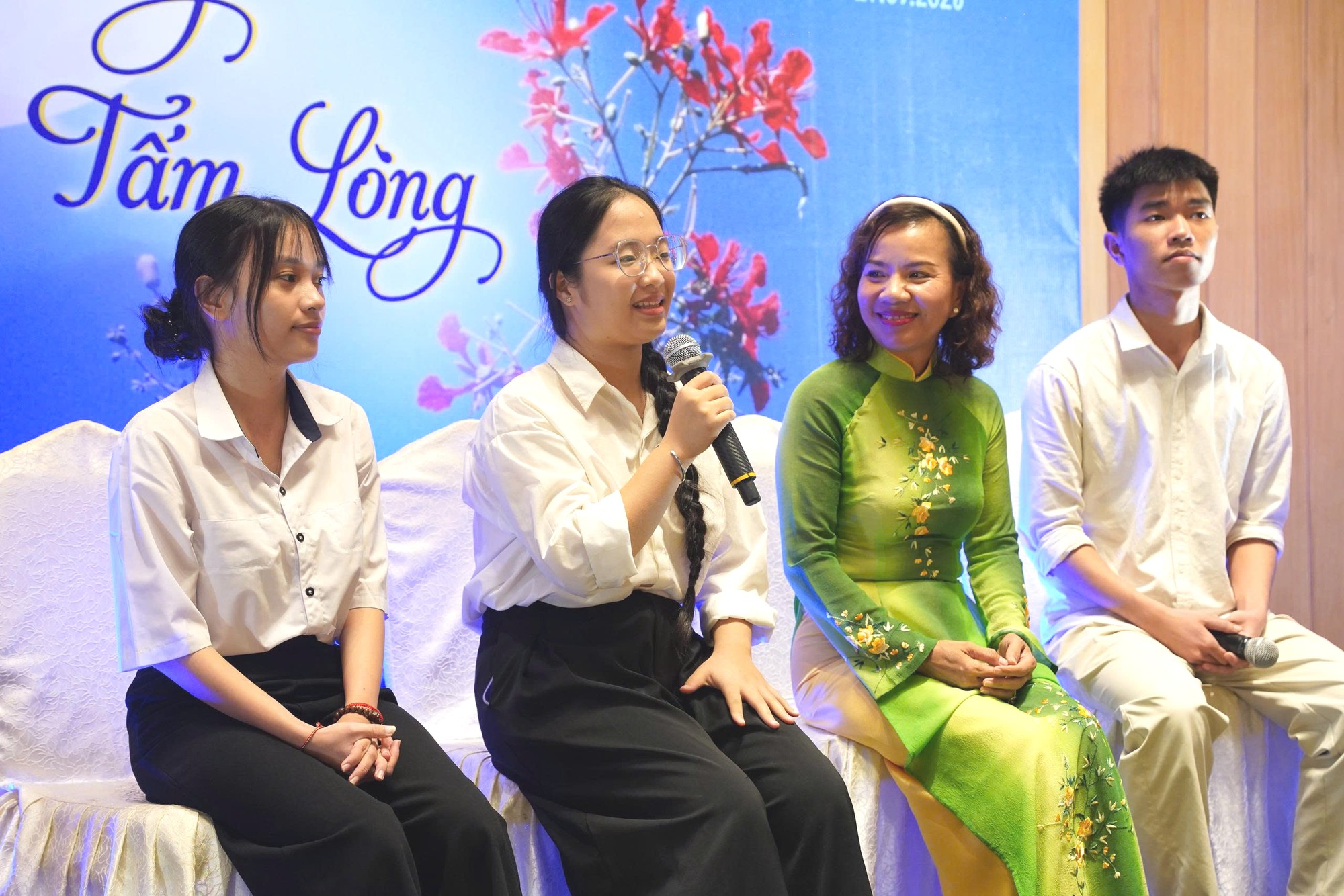 Hội tụ 80 nhà hảo tâm xứ Quảng: Không chỉ trao học bổng, còn nuôi nhiều tân SV nghèo hết bậc đại học - Ảnh 8.