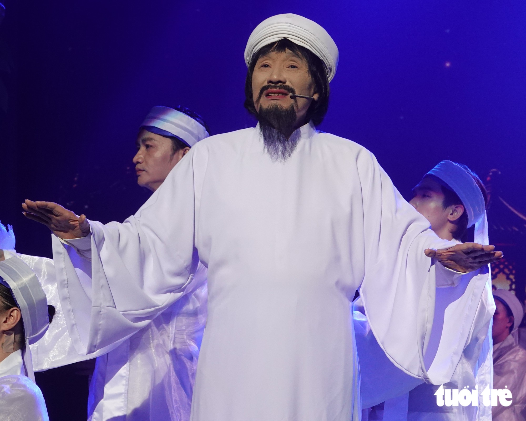 Khán giả vỗ tay không ngớt khi Minh Vương, Lê Thiện, Thanh Tuấn hát mừng 50 năm Nhà hát Trần Hữu Trang - Ảnh 1.