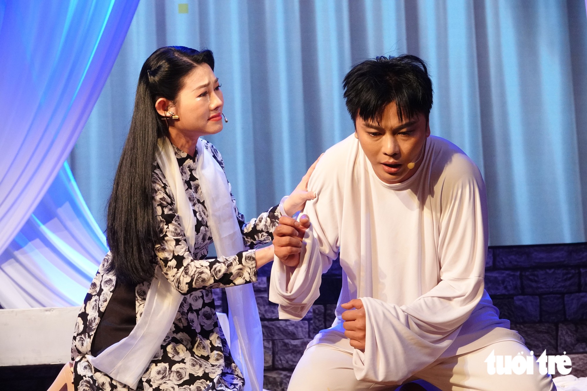 Khán giả vỗ tay không ngớt khi Minh Vương, Lê Thiện, Thanh Tuấn hát mừng 50 năm Nhà hát Trần Hữu Trang - Ảnh 4.