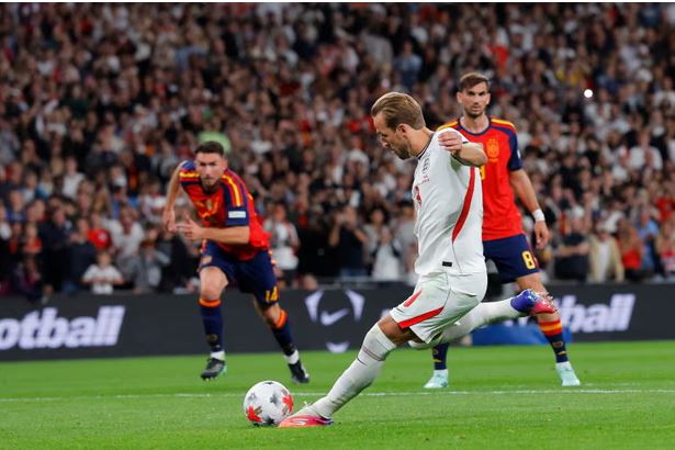 Harry Kane sút hỏng phạt đền ở phút 54 - Ảnh: The Guardian