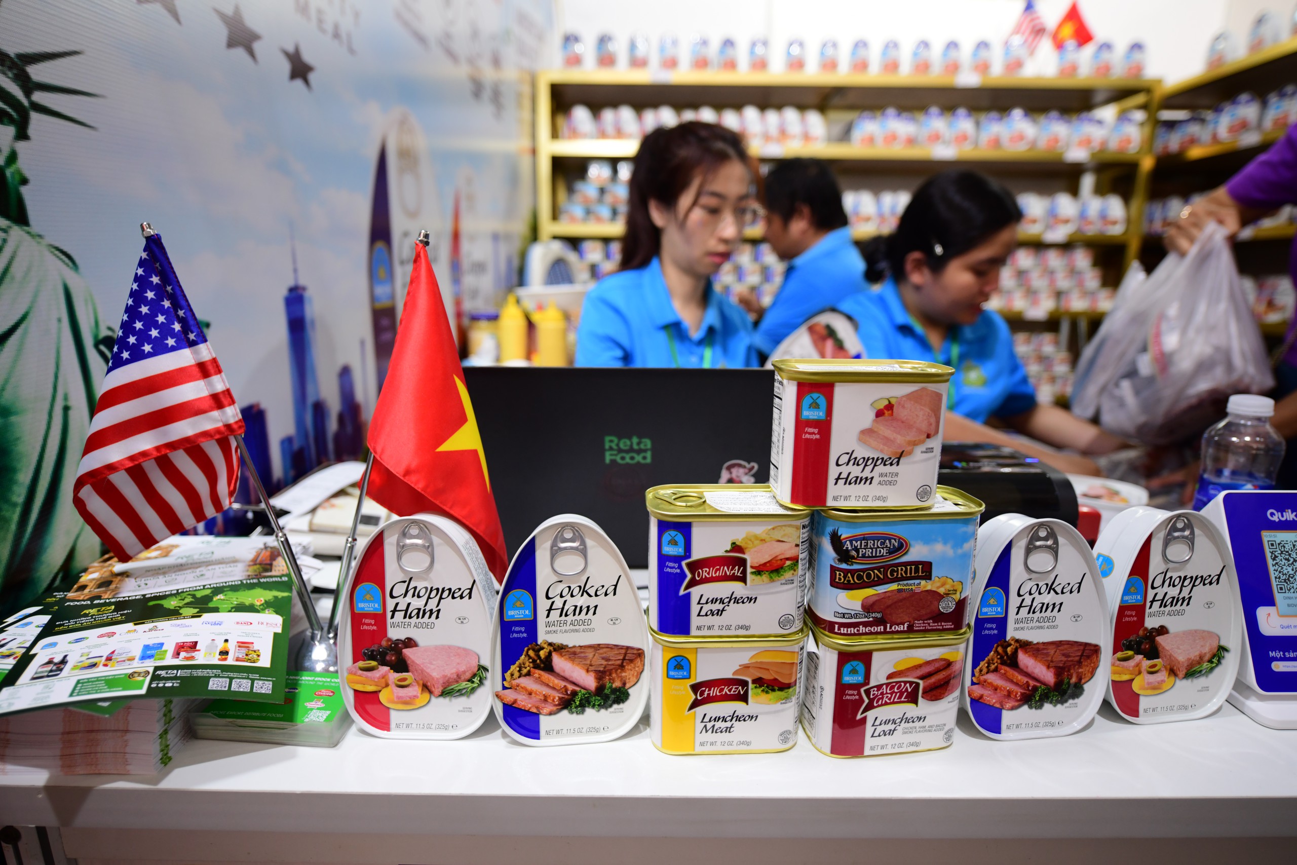 Người Việt yêu thích hàng Mỹ, chờ giá 'mềm' hơn - Ảnh 1.