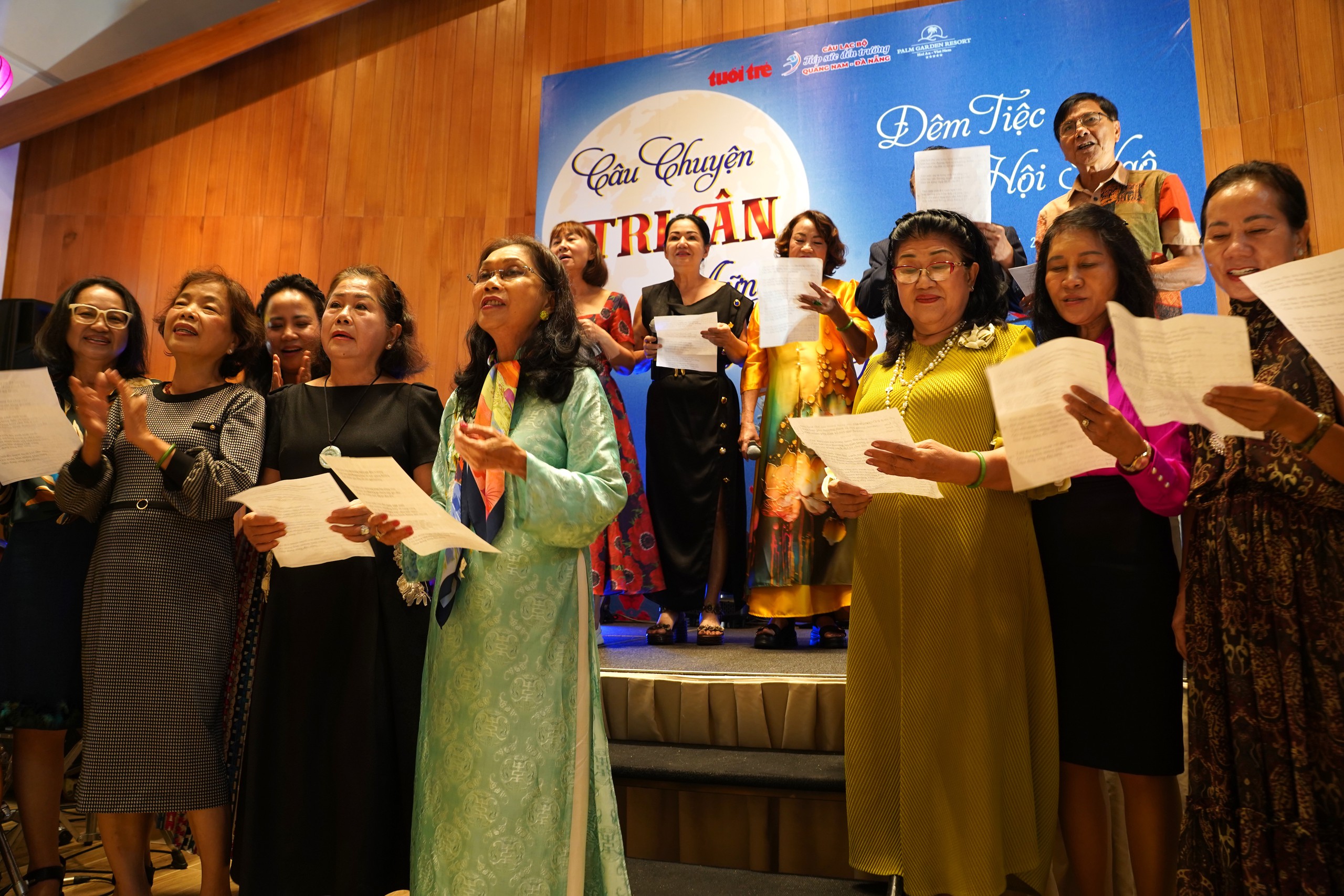 Hội tụ 80 nhà hảo tâm xứ Quảng: Không chỉ trao học bổng, còn nuôi nhiều tân SV nghèo hết bậc đại học - Ảnh 10.