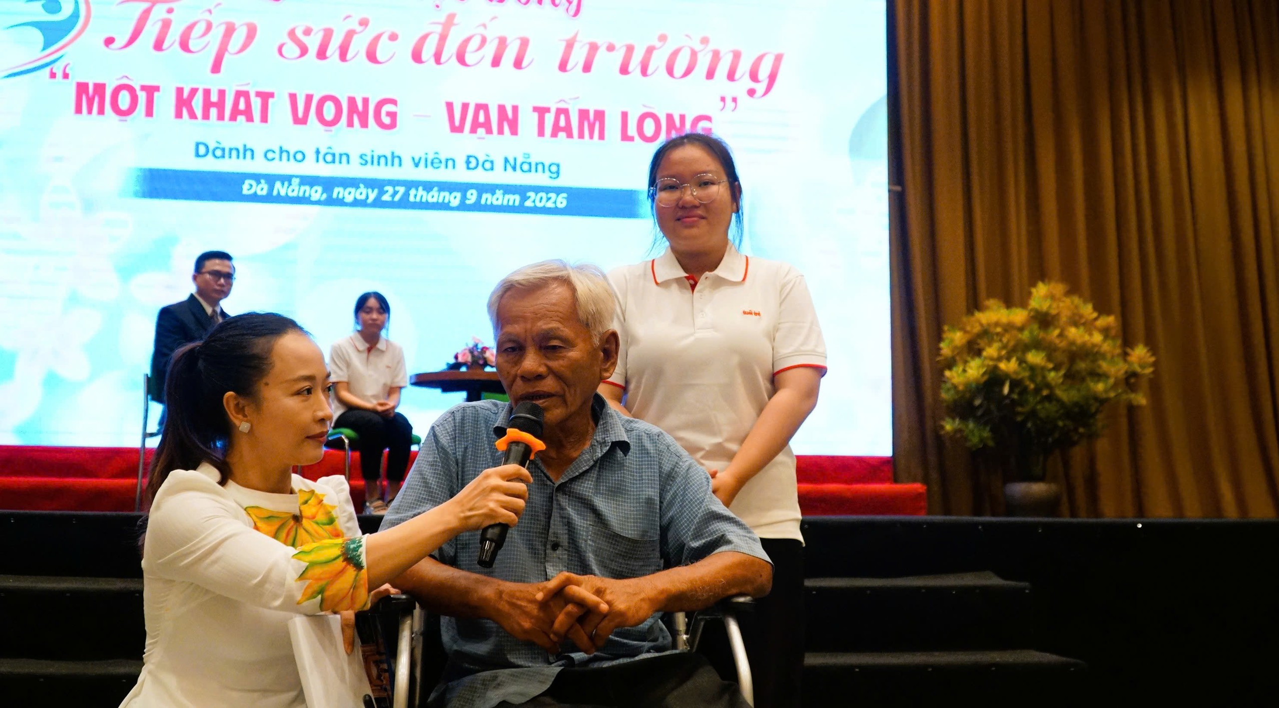 Nước mắt 'ngập' khán phòng: Nữ sinh quyết vào trường Y làm chỗ dựa cho cha khuyết tật, mẹ ung thư và chị mắc tâm thần - Ảnh 7.
