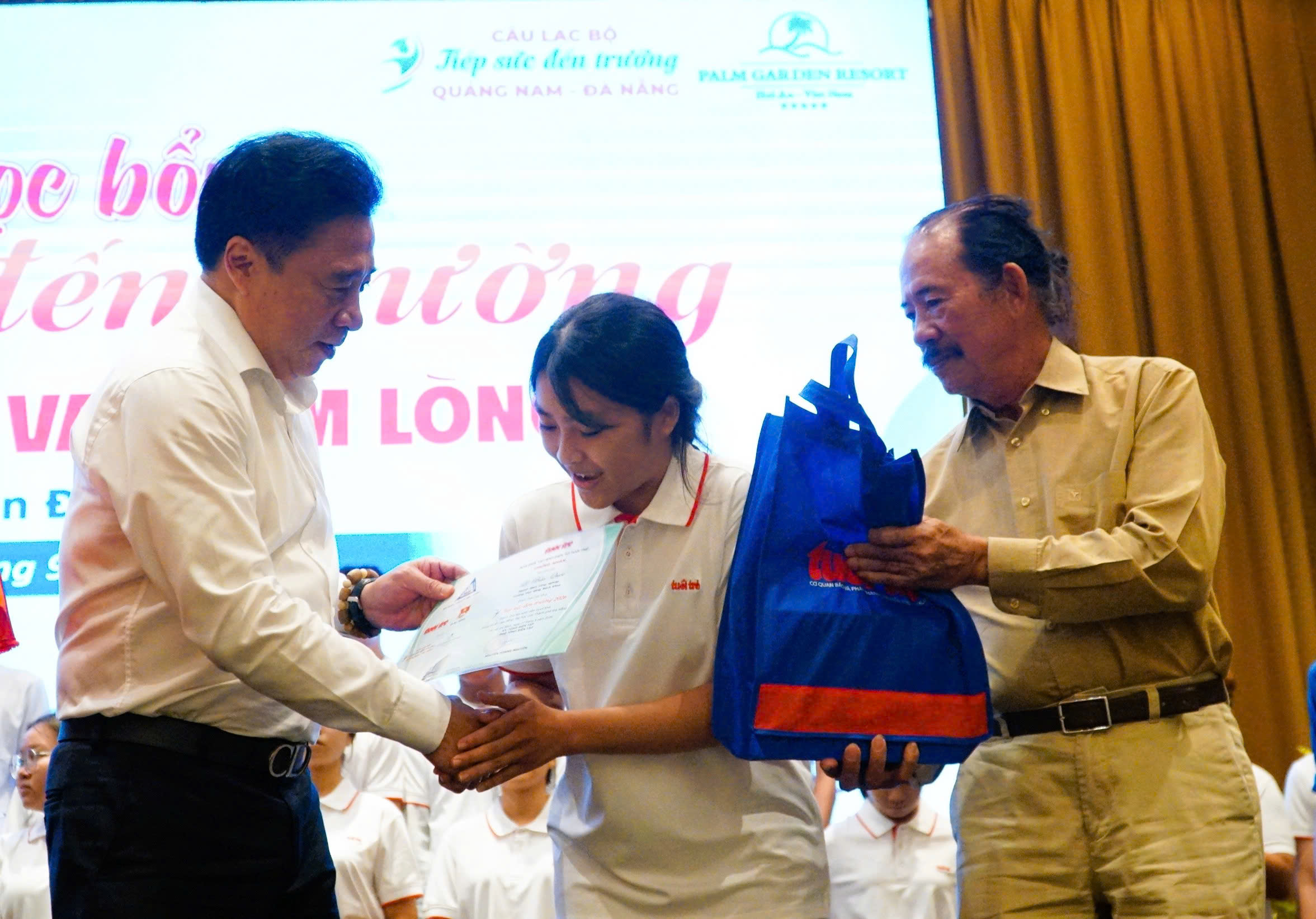 Tài trợ học phí toàn bậc đại học, tặng 50 triệu cho nữ SV trường Y có cha khuyết tật, mẹ ung thư, chị mắc tâm thần - Ảnh 18.
