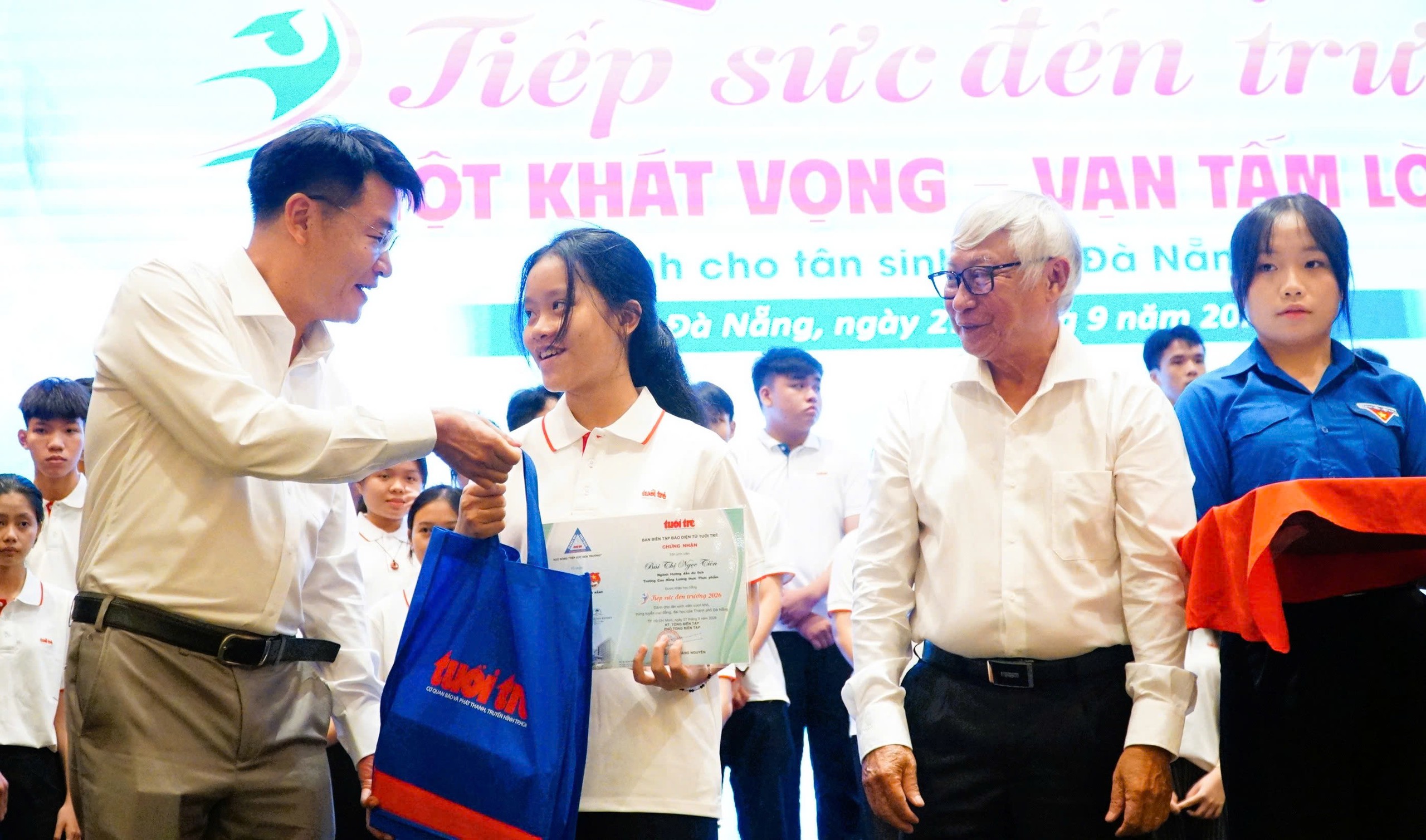 Tài trợ học phí toàn bậc đại học, tặng 50 triệu cho nữ SV trường Y có cha khuyết tật, mẹ ung thư, chị mắc tâm thần - Ảnh 19.