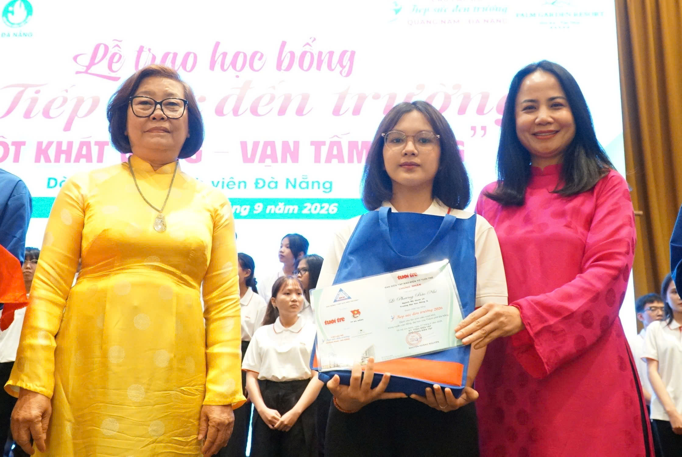 Tài trợ học phí toàn bậc đại học, tặng 50 triệu cho nữ SV trường Y có cha khuyết tật, mẹ ung thư, chị mắc tâm thần - Ảnh 24.
