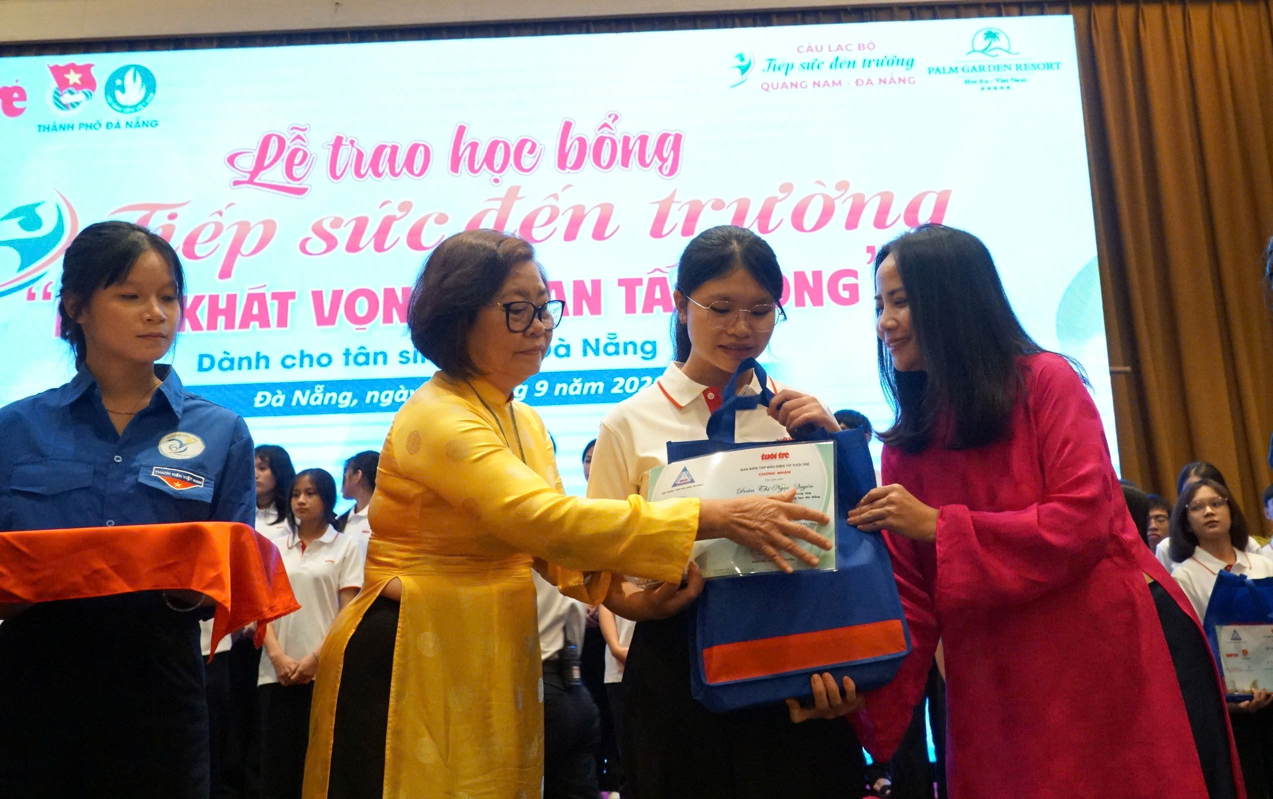 Tài trợ học phí toàn bậc đại học, tặng 50 triệu cho nữ SV trường Y có cha khuyết tật, mẹ ung thư, chị mắc tâm thần - Ảnh 23.