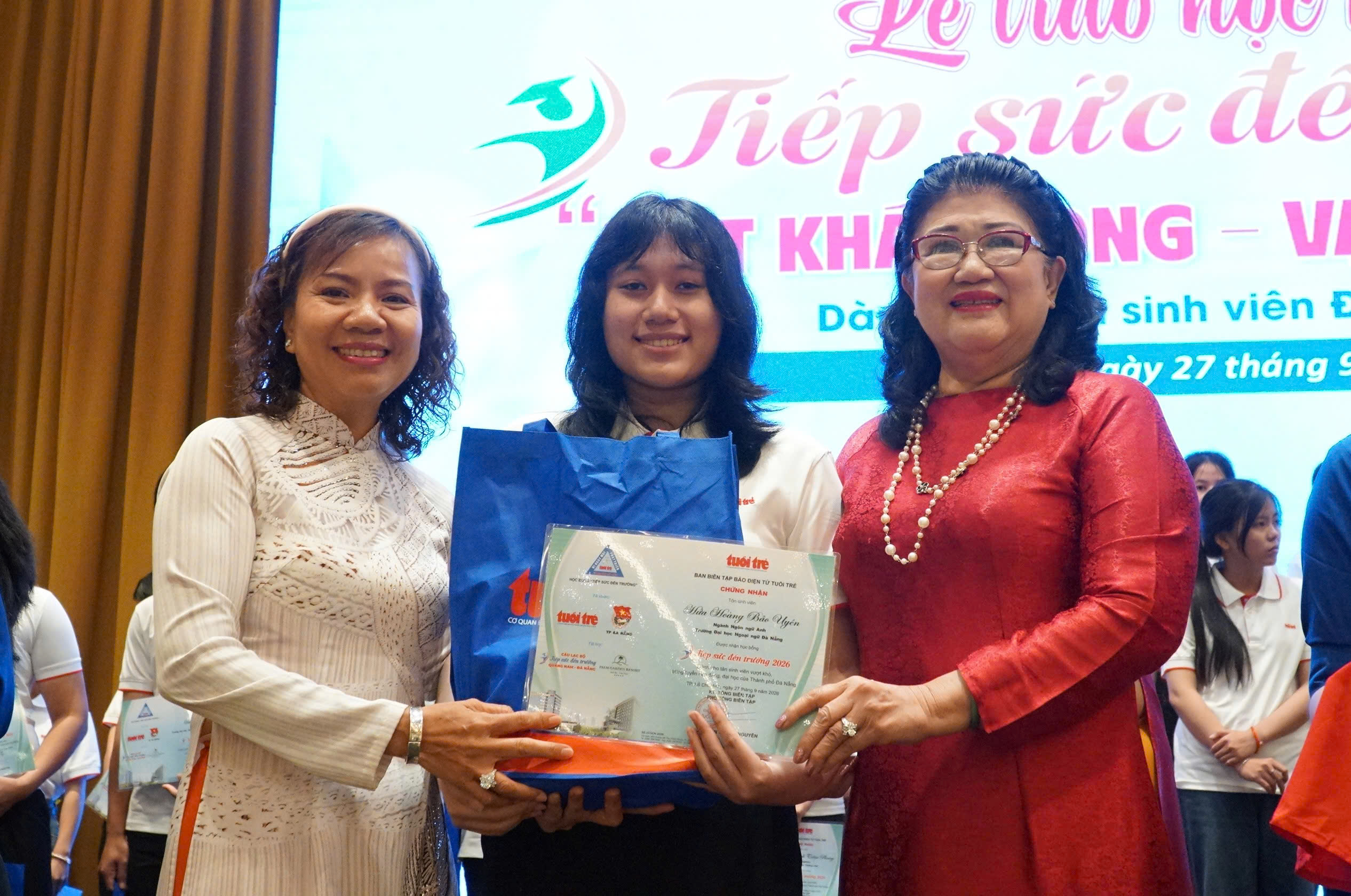 Tài trợ học phí toàn bậc đại học, tặng 50 triệu cho nữ SV trường Y có cha khuyết tật, mẹ ung thư, chị mắc tâm thần - Ảnh 21.