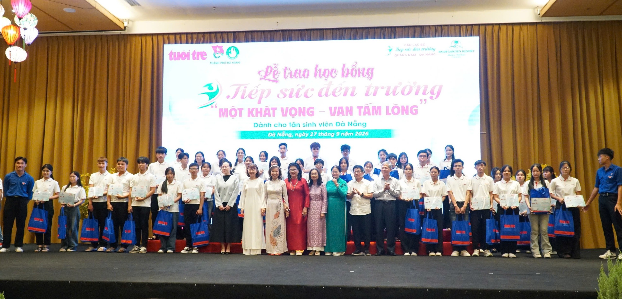 Tài trợ học phí toàn bậc đại học, tặng 50 triệu cho nữ SV trường Y có cha khuyết tật, mẹ ung thư, chị mắc tâm thần - Ảnh 28.