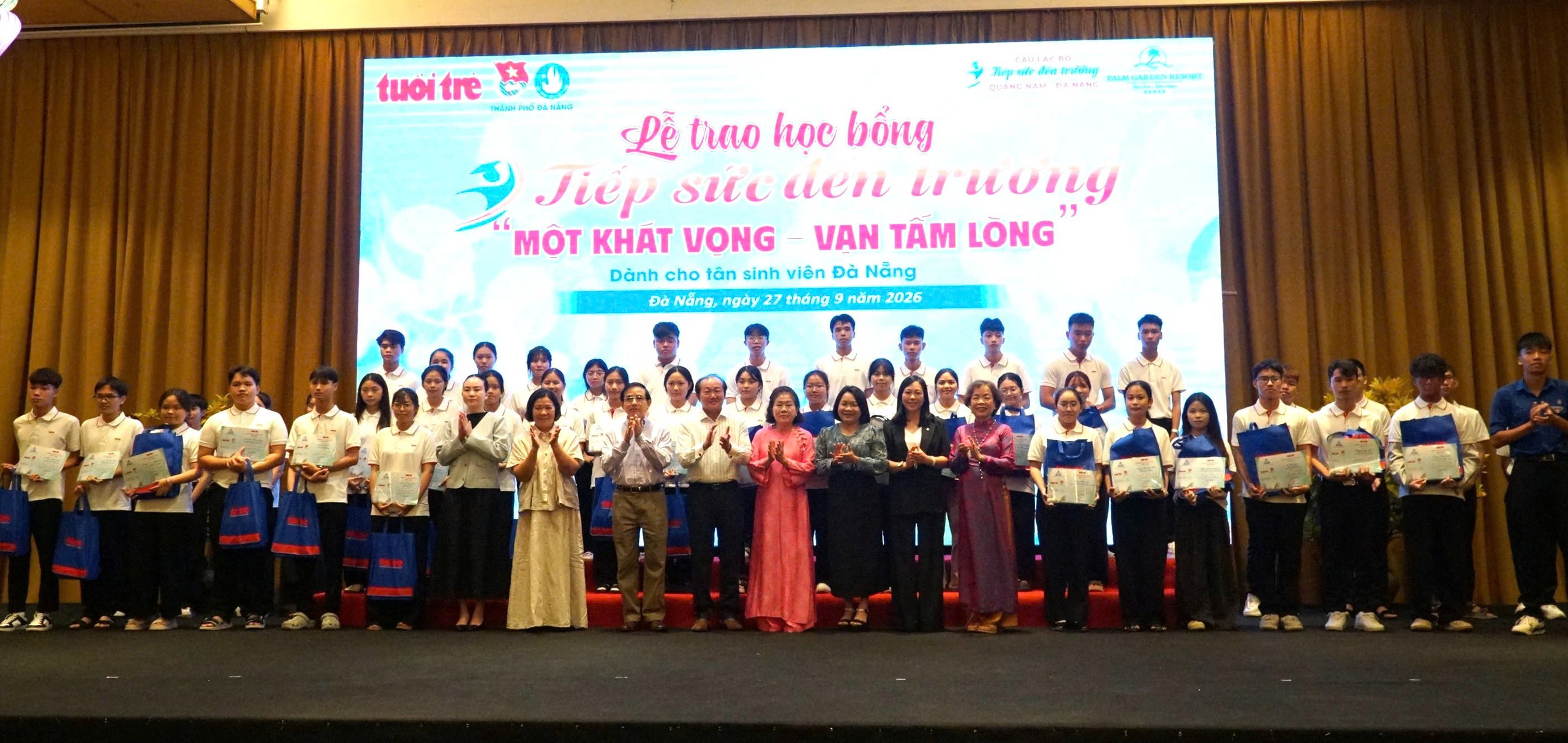 Tài trợ học phí toàn bậc đại học, tặng 50 triệu cho nữ SV trường Y có cha khuyết tật, mẹ ung thư, chị mắc tâm thần - Ảnh 26.