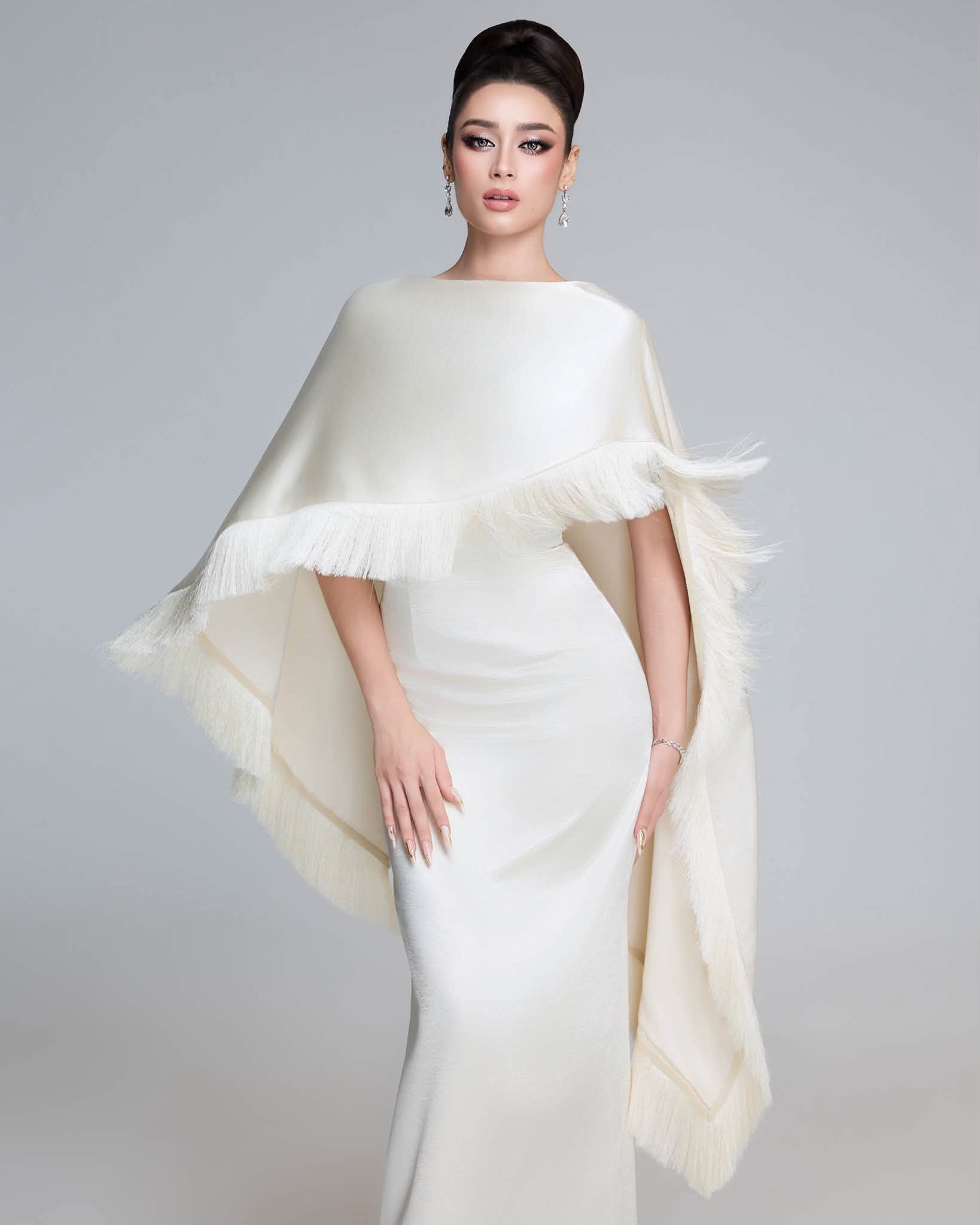 ‘Vinh quy bái Tổ’ gần 20kg theo Emoura Phạm đến Miss Grand International - Ảnh 4.
