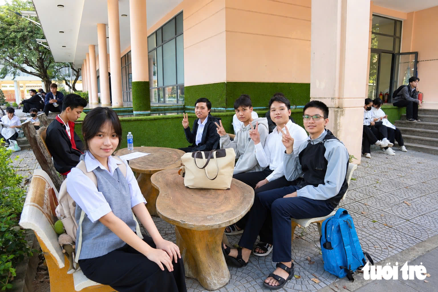 Tài trợ học phí toàn bậc đại học, tặng 50 triệu cho nữ SV trường Y có cha khuyết tật, mẹ ung thư, chị mắc tâm thần - Ảnh 2.