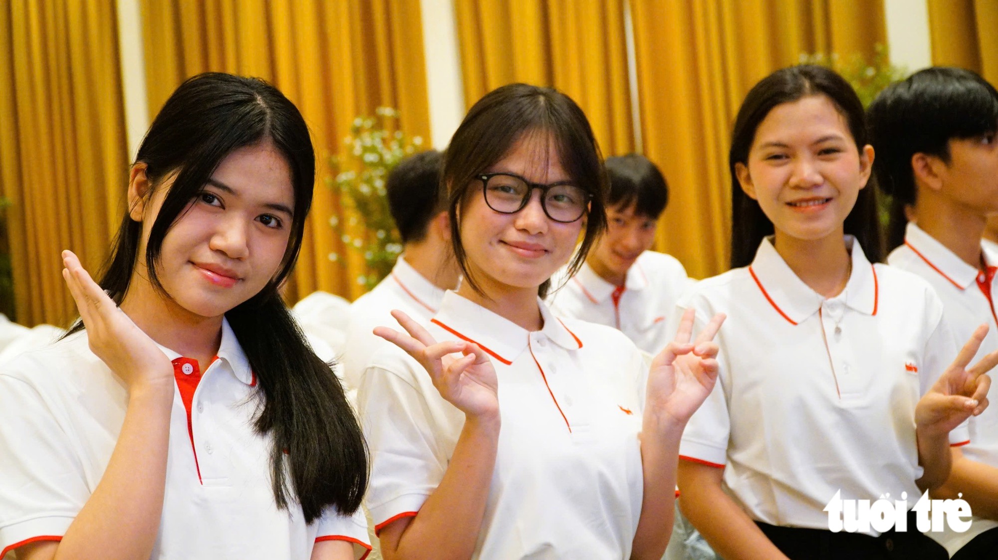 Tài trợ học phí toàn bậc đại học, tặng 50 triệu cho nữ SV trường Y có cha khuyết tật, mẹ ung thư, chị mắc tâm thần - Ảnh 16.