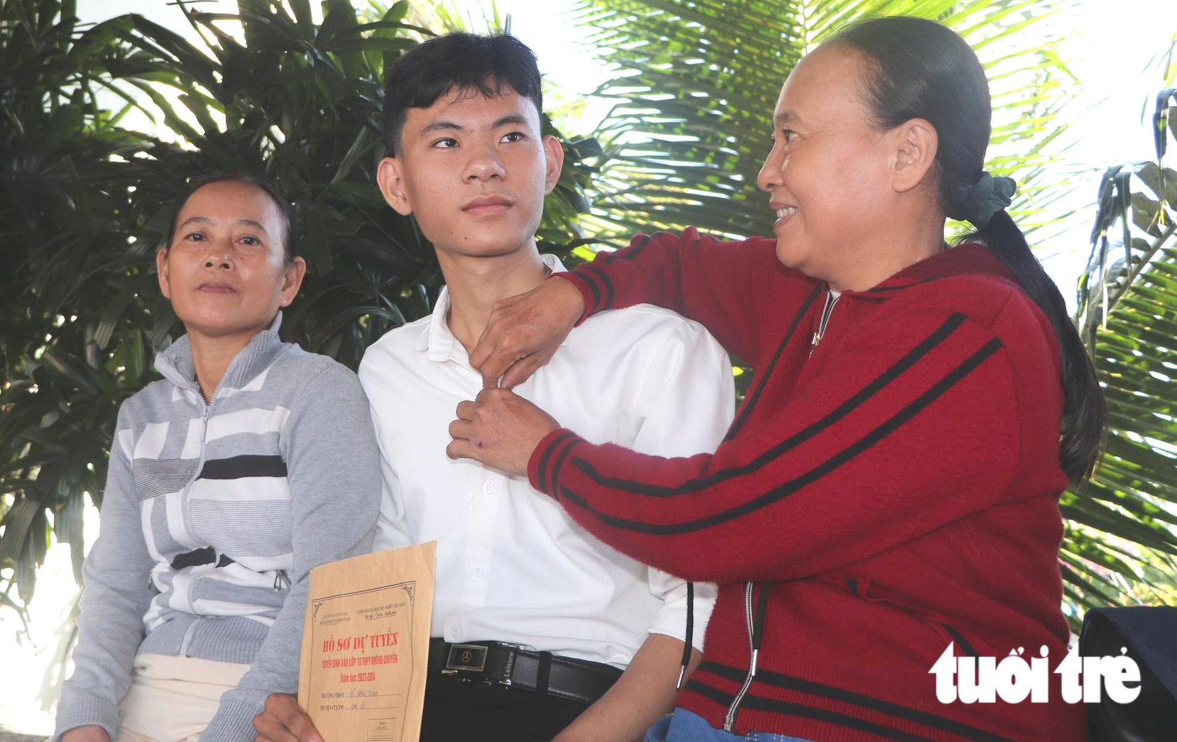 Tài trợ học phí toàn bậc đại học, tặng 50 triệu cho nữ SV trường Y có cha khuyết tật, mẹ ung thư, chị mắc tâm thần - Ảnh 3.
