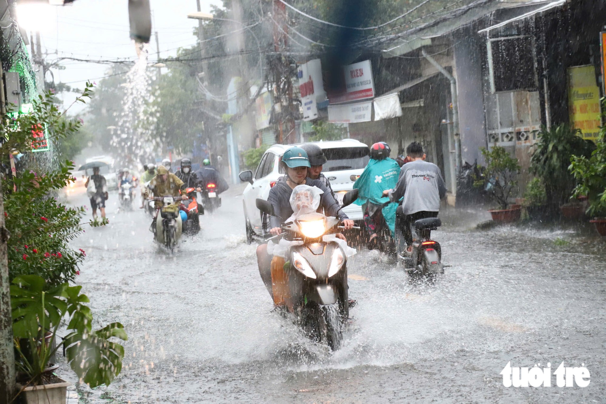 Combo 'mưa lớn lúc triều cường' tại TP.HCM khiến nhiều người dân mệt mỏi - Ảnh 6.