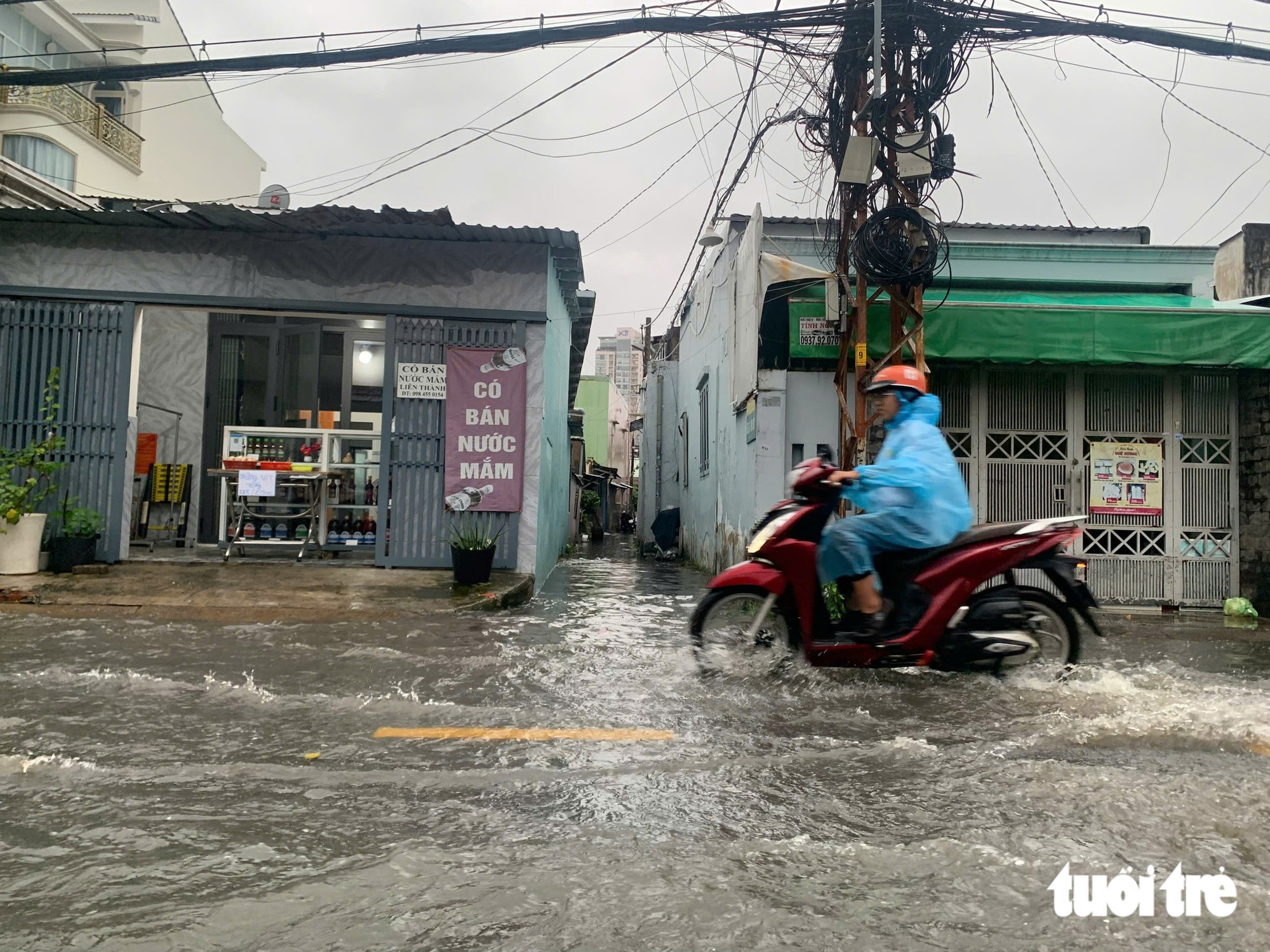 Combo 'mưa lớn lúc triều cường' tại TP.HCM khiến nhiều người dân mệt mỏi - Ảnh 7.