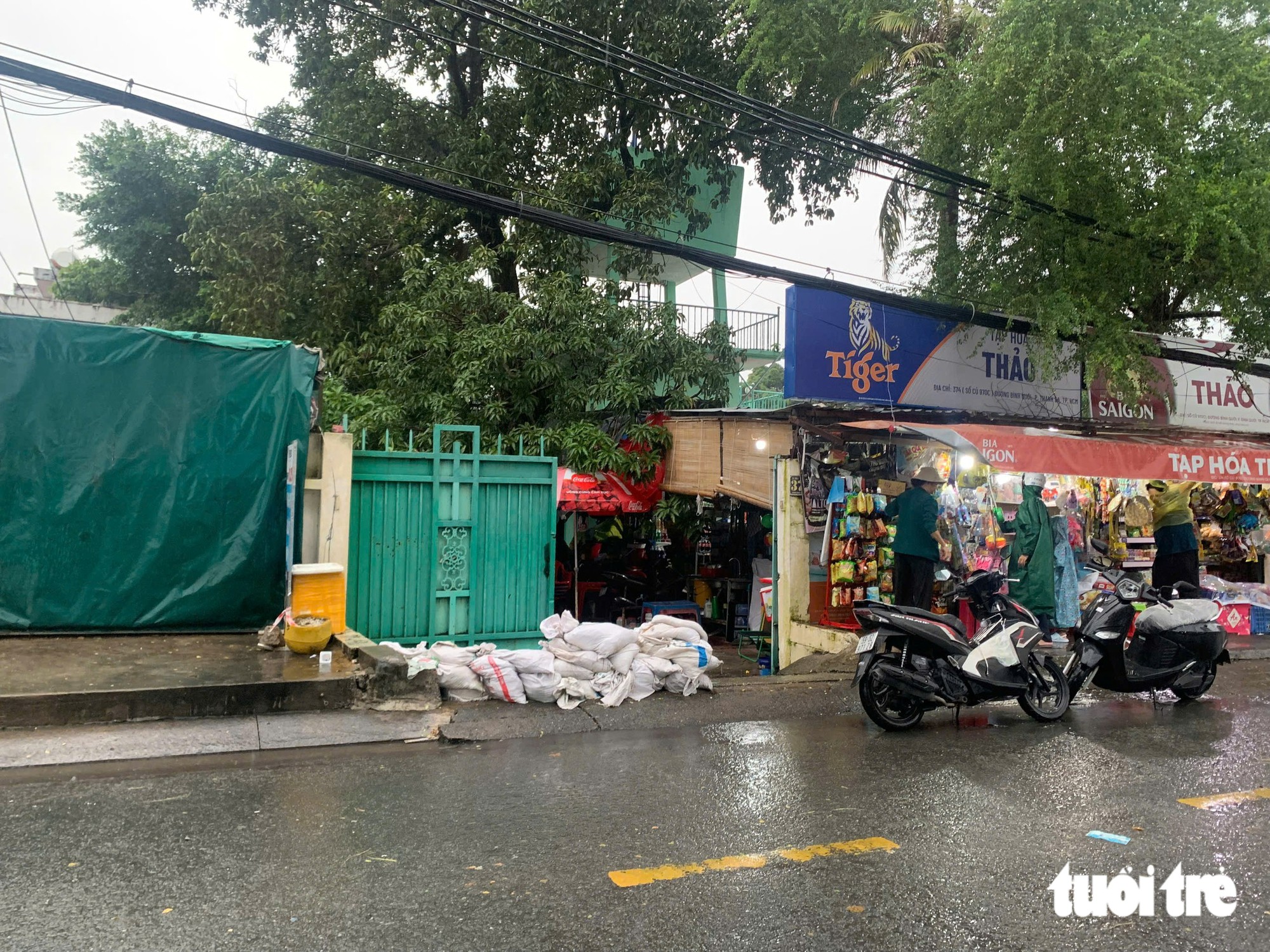 Combo 'mưa lớn lúc triều cường' tại TP.HCM khiến nhiều người dân mệt mỏi - Ảnh 8.