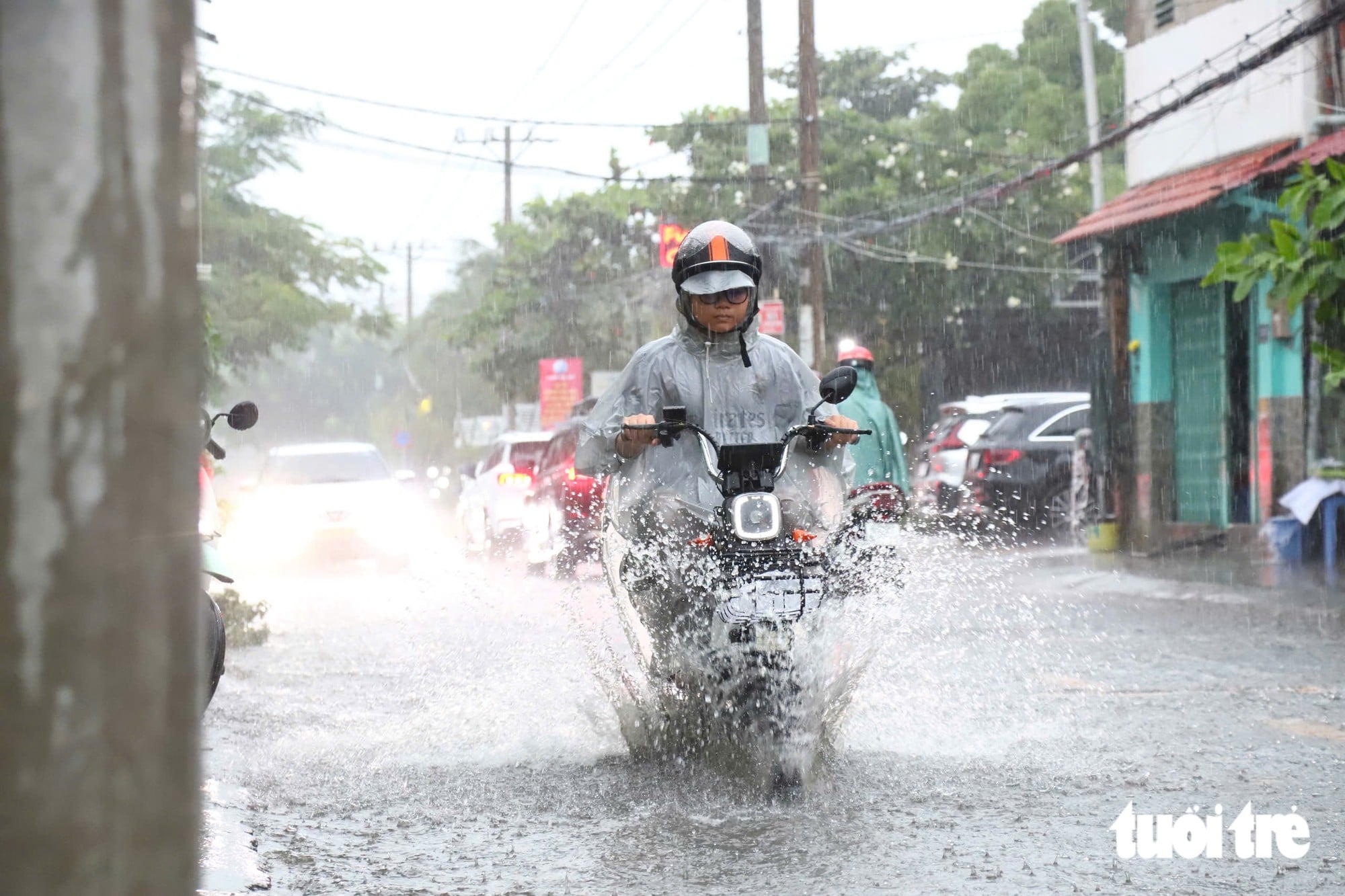 Heavy rain, high tide flood streets in Ho Chi Minh City - Ảnh 5.
