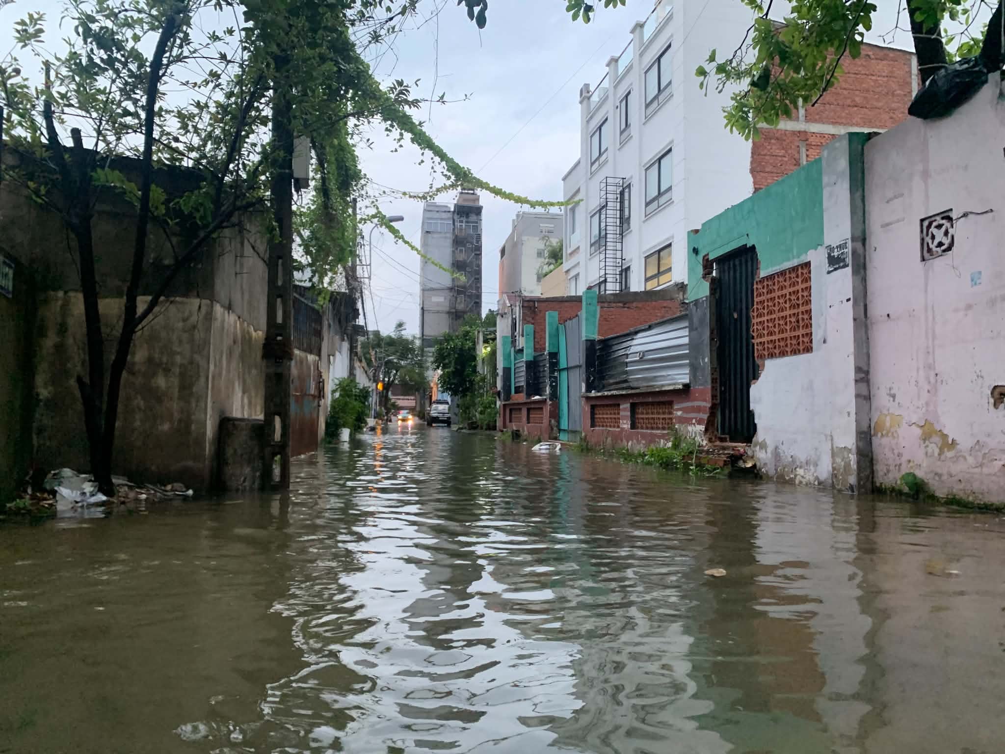 Heavy rain, high tide flood streets in Ho Chi Minh City - Ảnh 9.