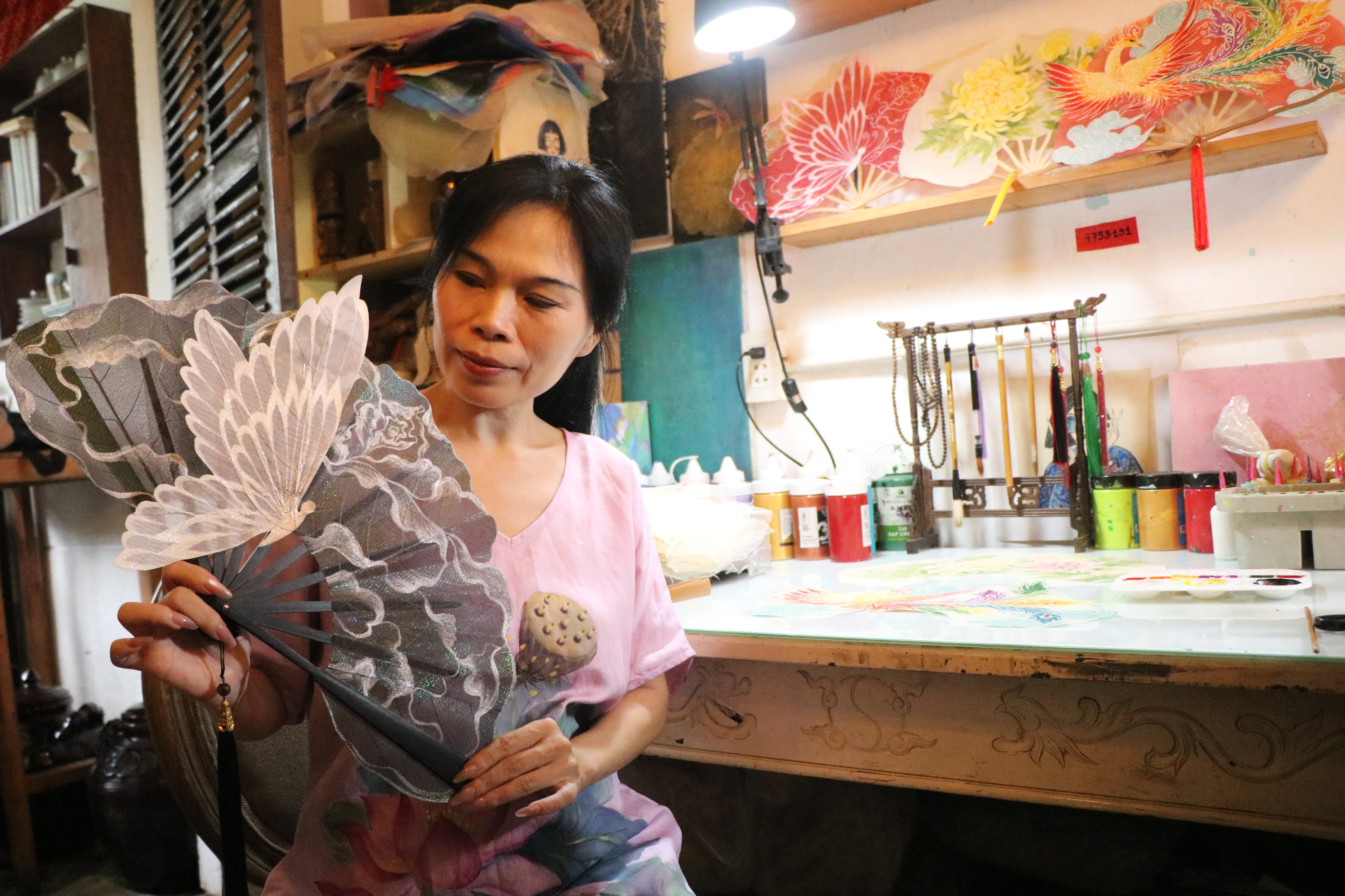 Đánh thức hồn Việt từ những chiếc quạt xương lá - Ảnh 1.