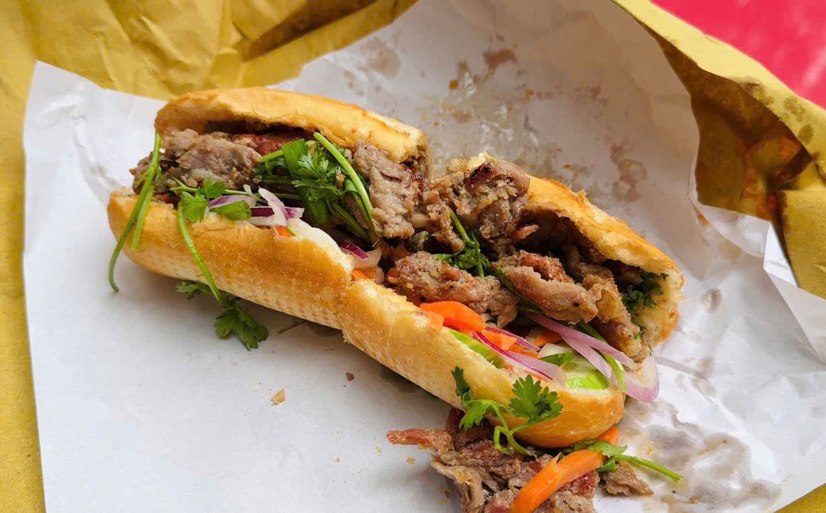 Sau hơn một tháng, quầy bánh mì 88.000 đồng của đầu bếp Mỹ ra sao? - Ảnh 1.