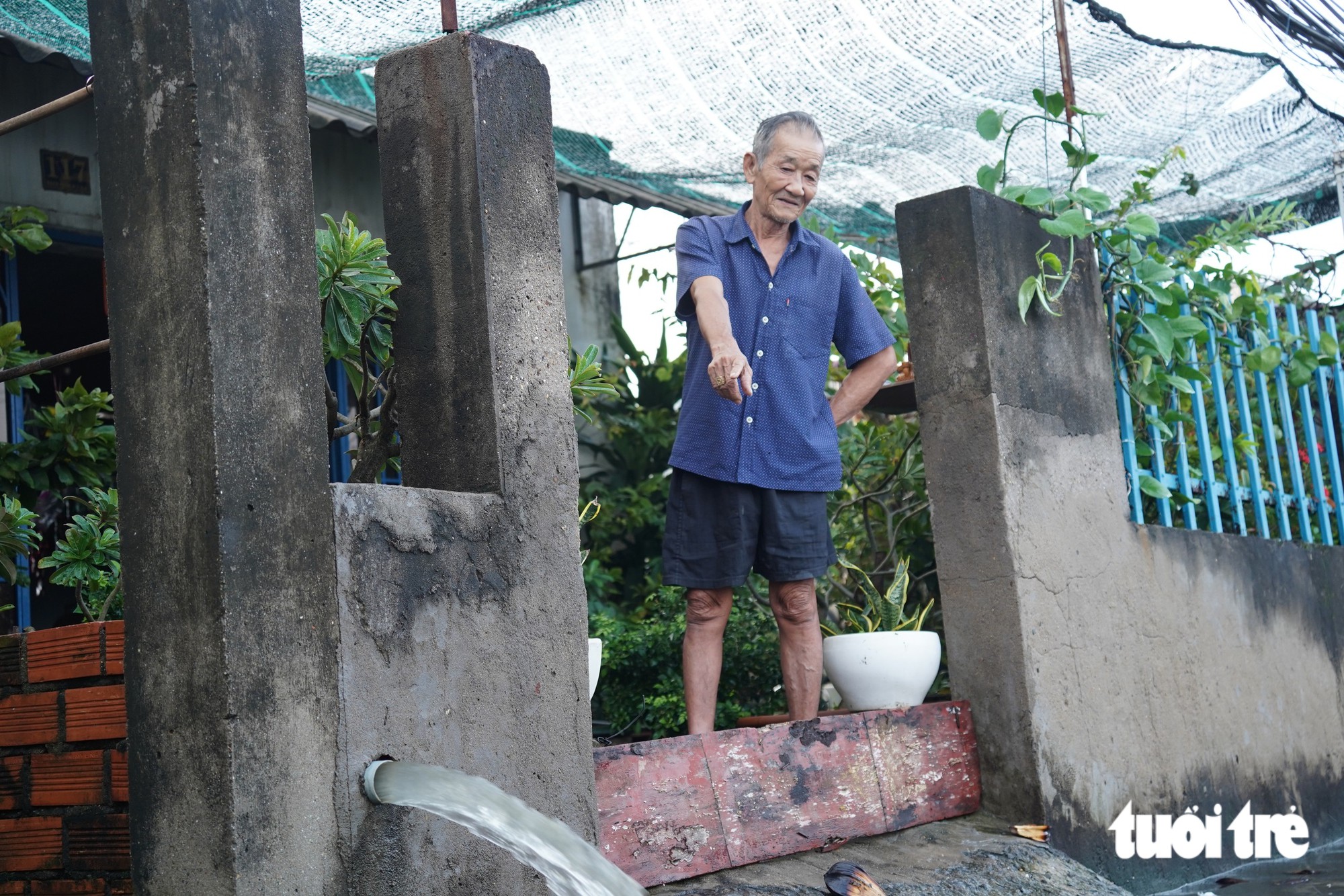 Sáng đầu tuần triều cường đạt đỉnh, người dân TP.HCM đi đường vòng, học sinh xắn quần đi học - Ảnh 2.