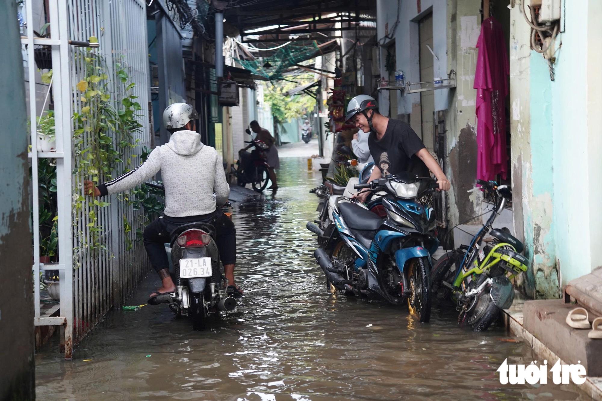 Sáng đầu tuần triều cường đạt đỉnh, người dân TP.HCM đi đường vòng, học sinh xắn quần đi học - Ảnh 7.