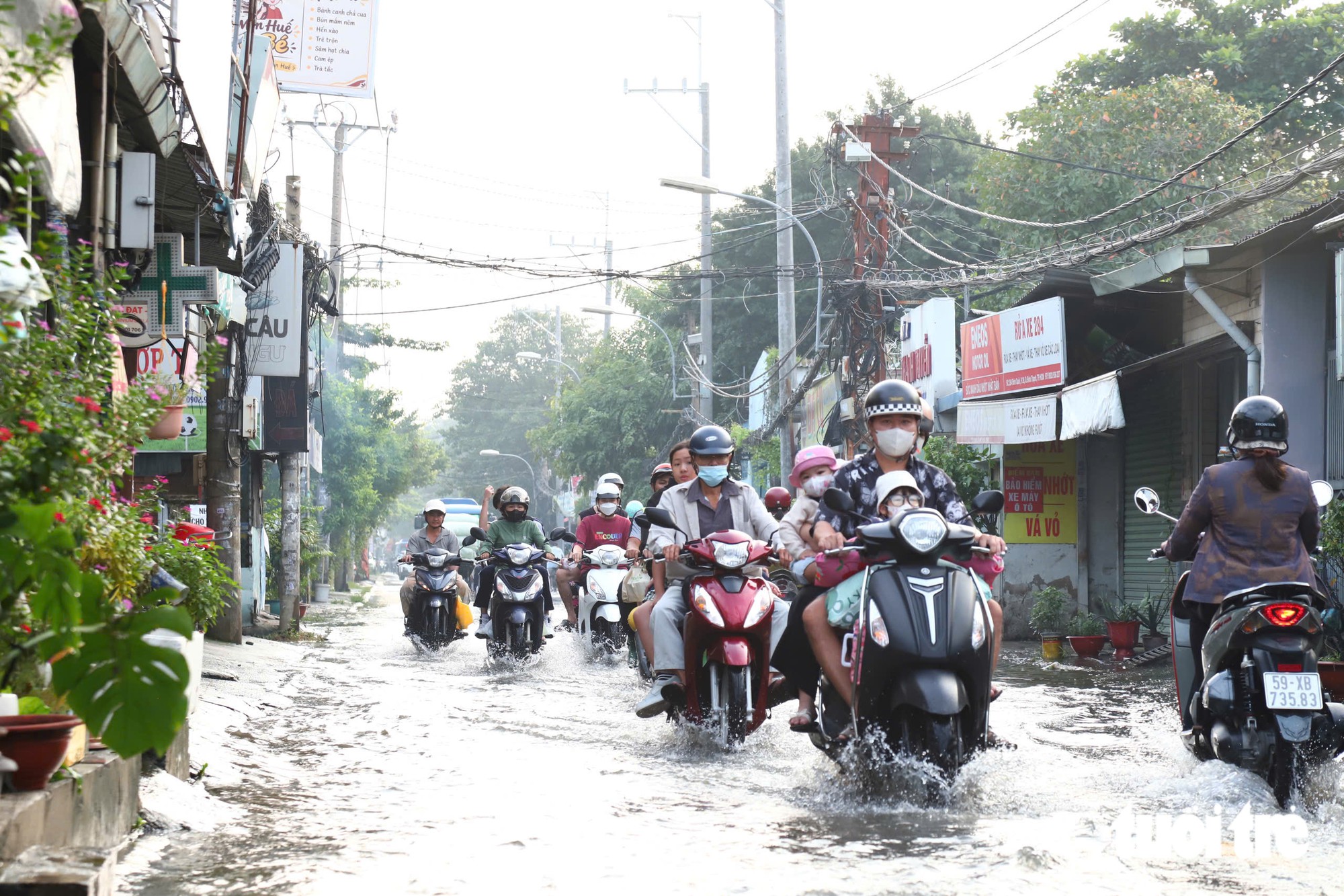 Sáng đầu tuần triều cường đạt đỉnh, người dân TP.HCM đi đường vòng, học sinh xắn quần đi học - Ảnh 9.