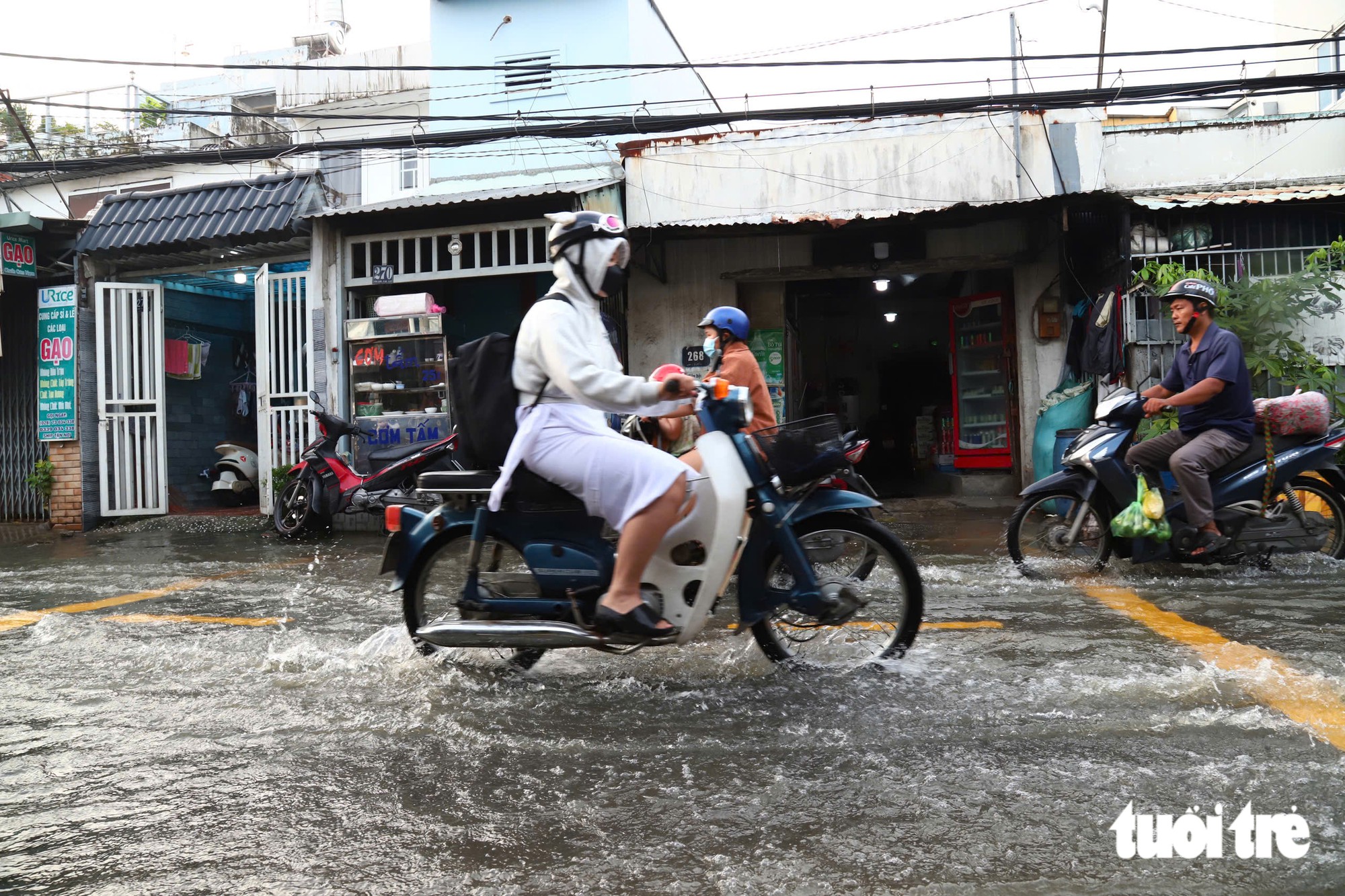 Sáng đầu tuần triều cường đạt đỉnh, người dân TP.HCM đi đường vòng, học sinh xắn quần đi học - Ảnh 11.