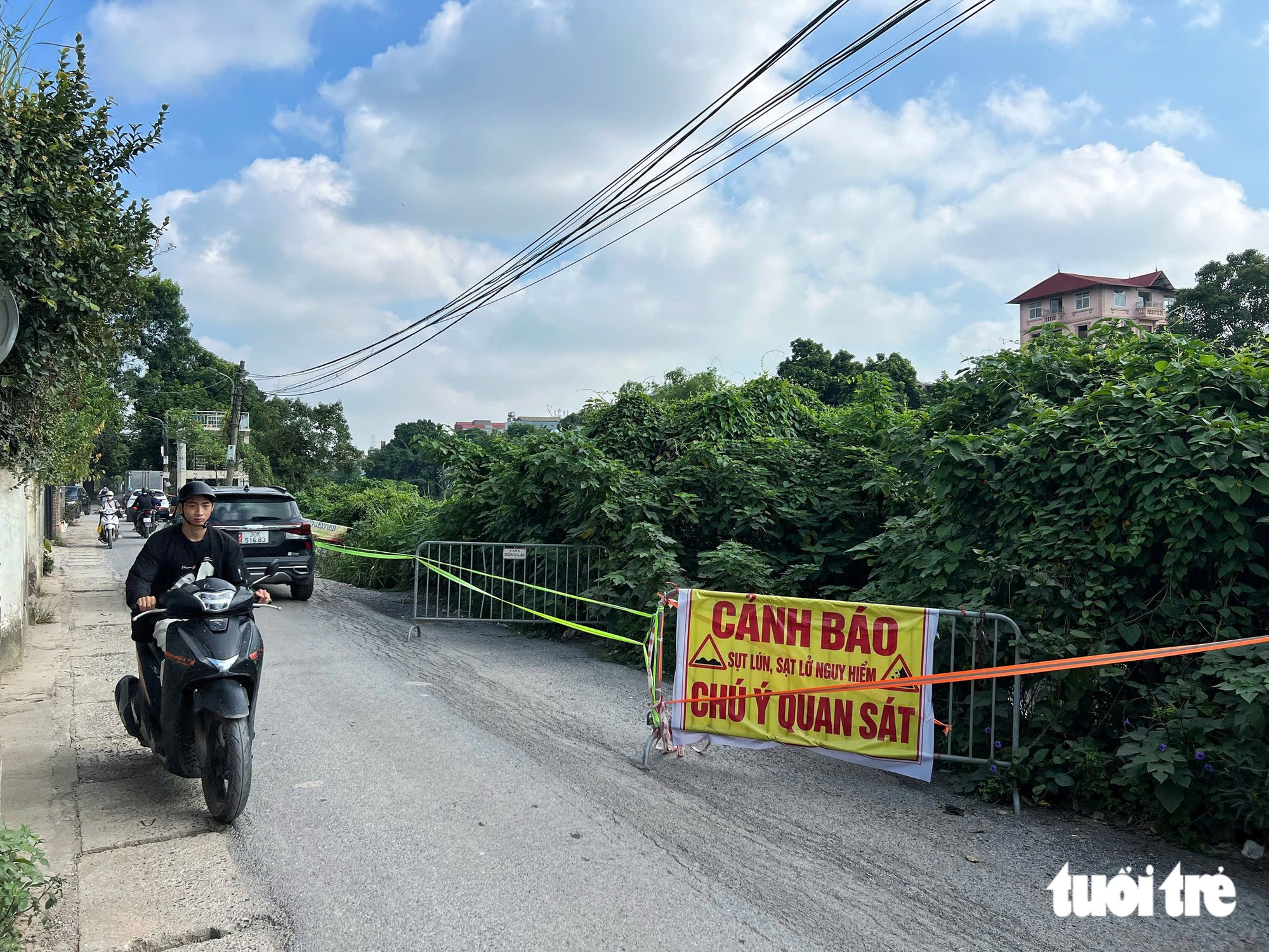 Danger lurks along severely deteriorated roads in central Hanoi- Ảnh 1.
