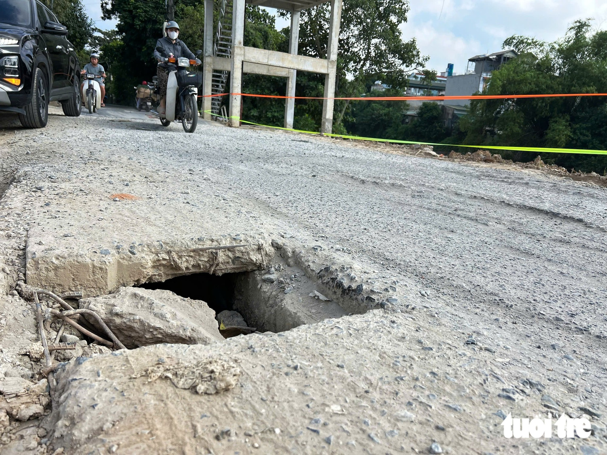 Danger lurks along severely deteriorated roads in central Hanoi- Ảnh 6.
