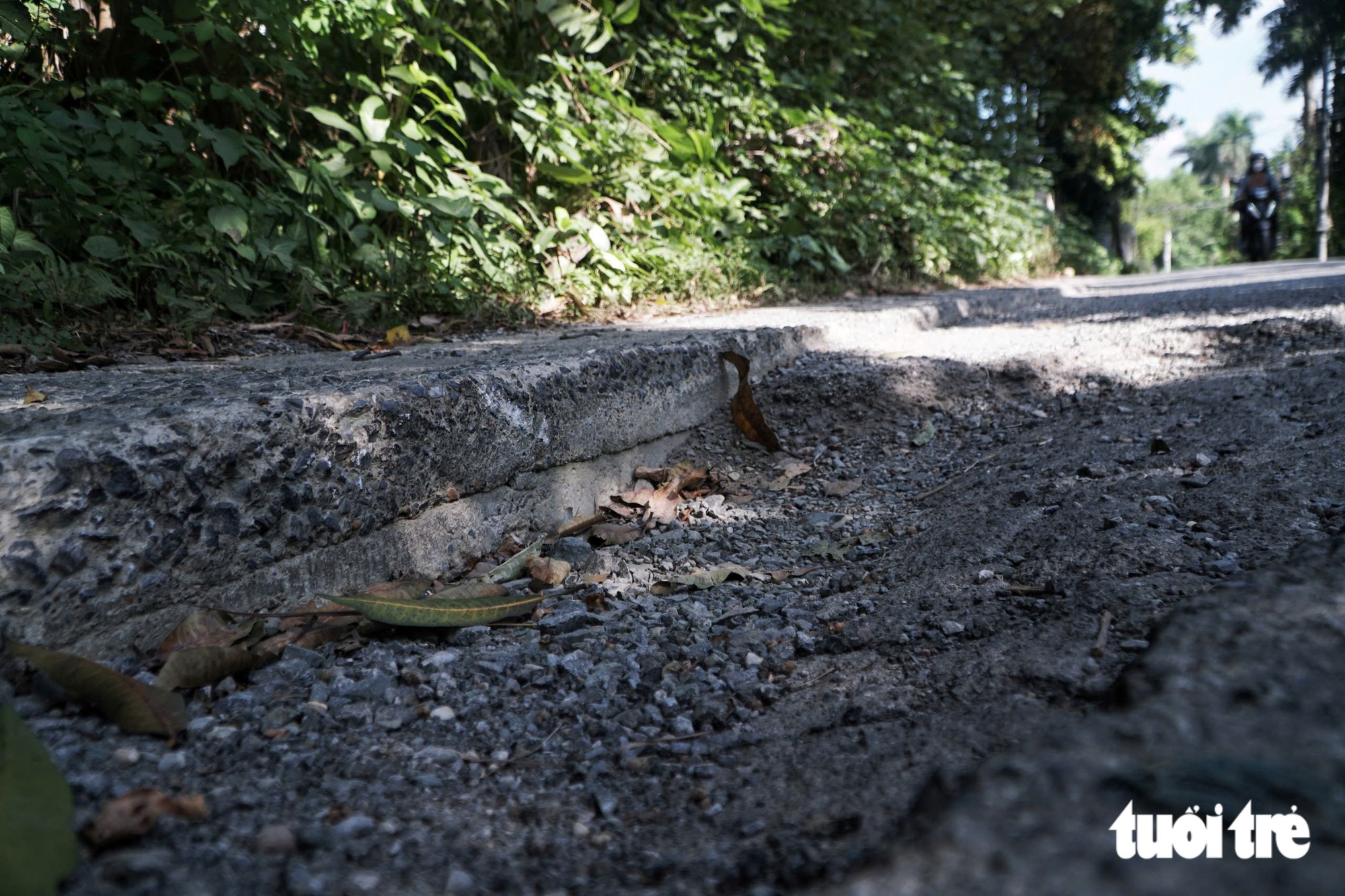 Danger lurks along severely deteriorated roads in central Hanoi- Ảnh 7.