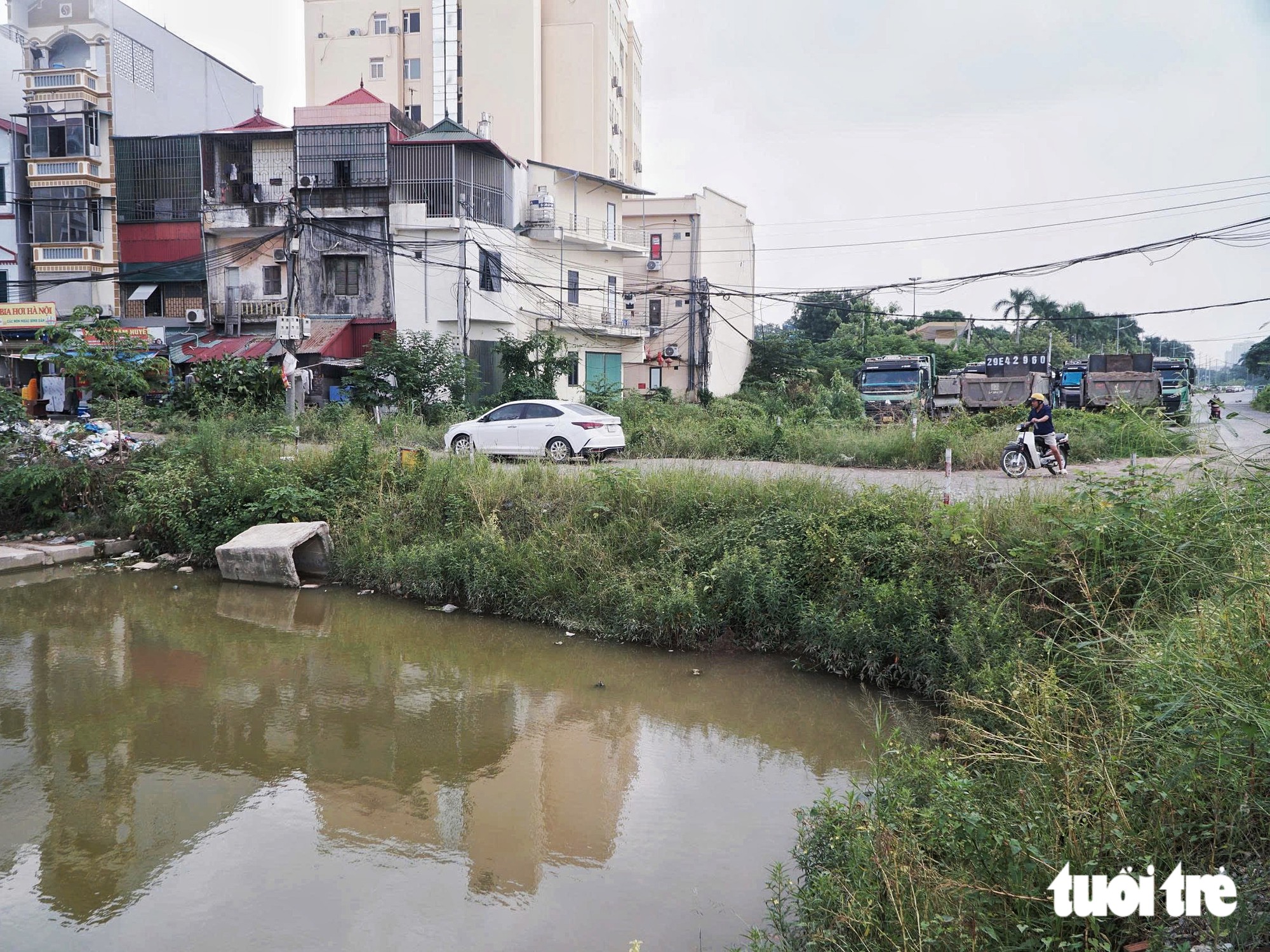 Danger lurks along severely deteriorated roads in central Hanoi- Ảnh 10.