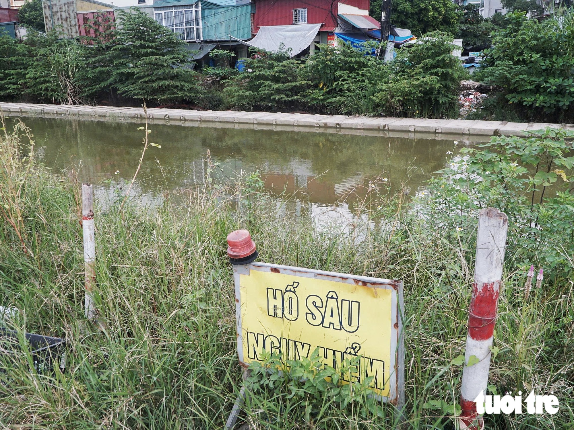 Danger lurks along severely deteriorated roads in central Hanoi- Ảnh 13.