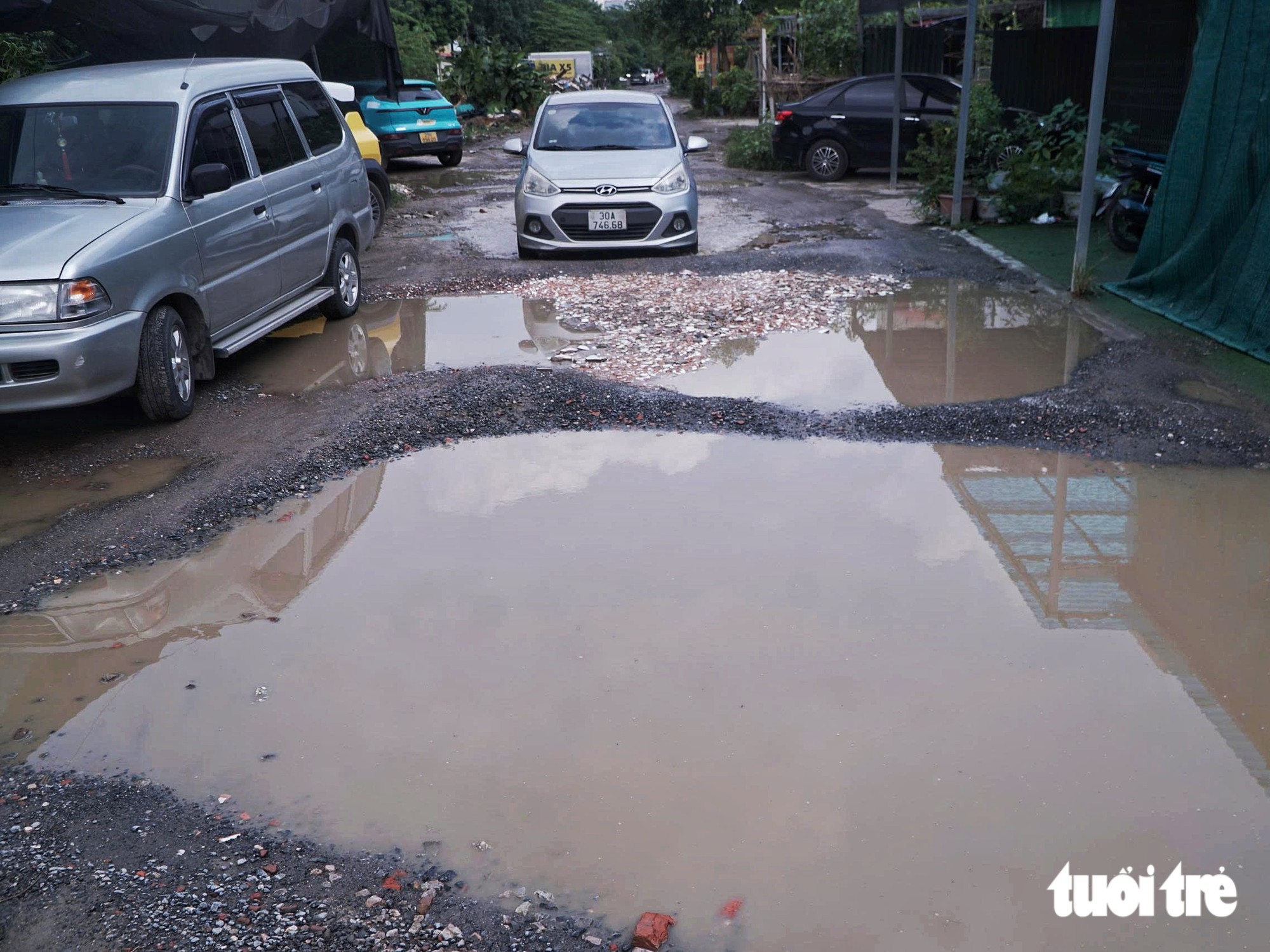 Danger lurks along severely deteriorated roads in central Hanoi- Ảnh 15.