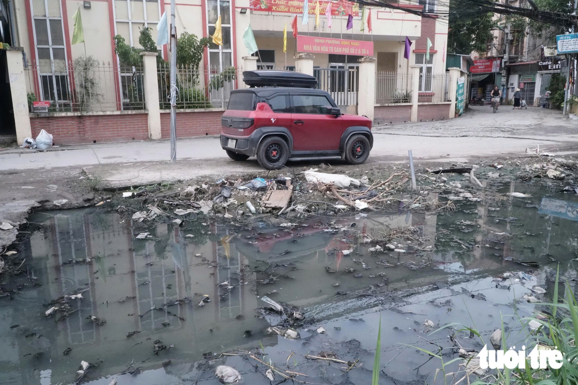 Danger lurks along severely deteriorated roads in central Hanoi- Ảnh 16.
