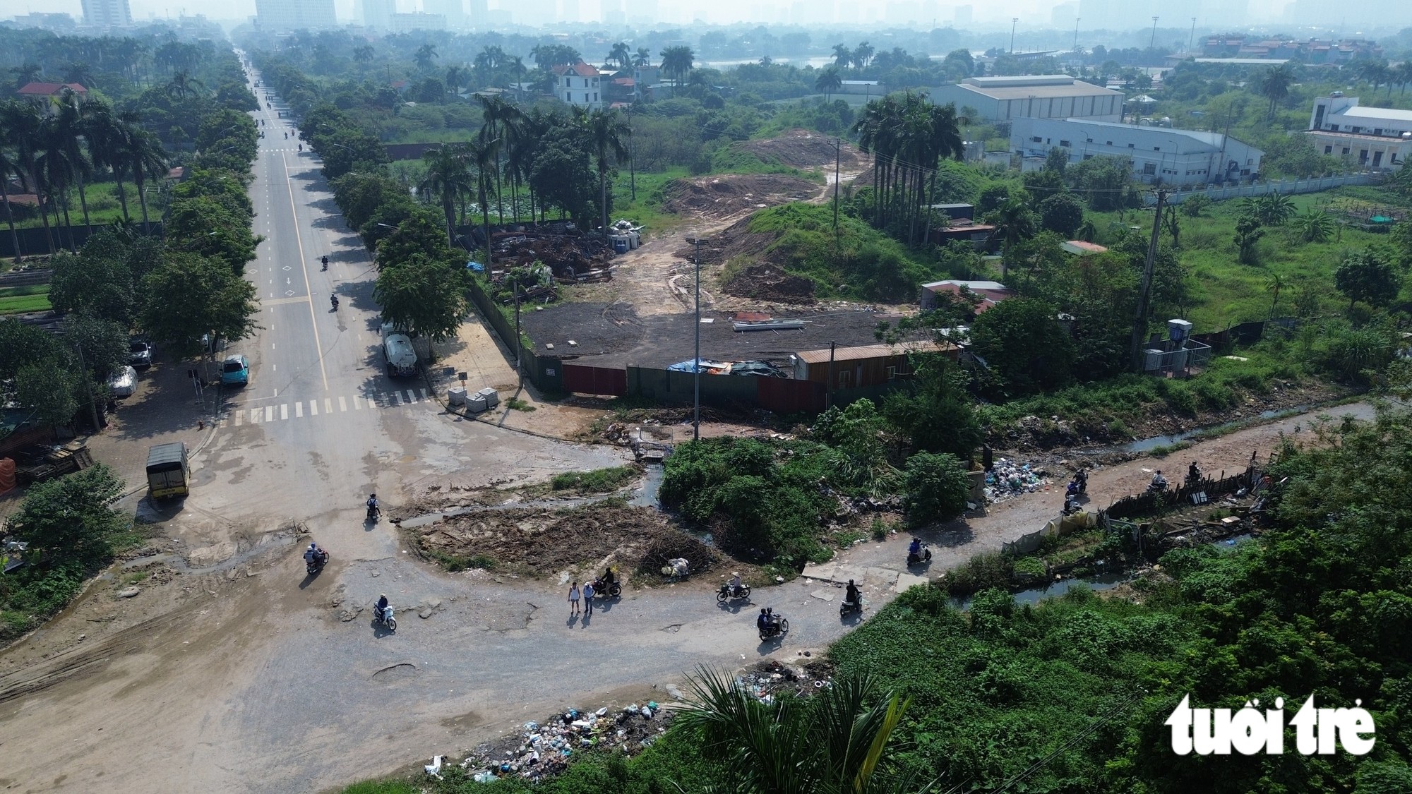 Danger lurks along severely deteriorated roads in central Hanoi- Ảnh 17.