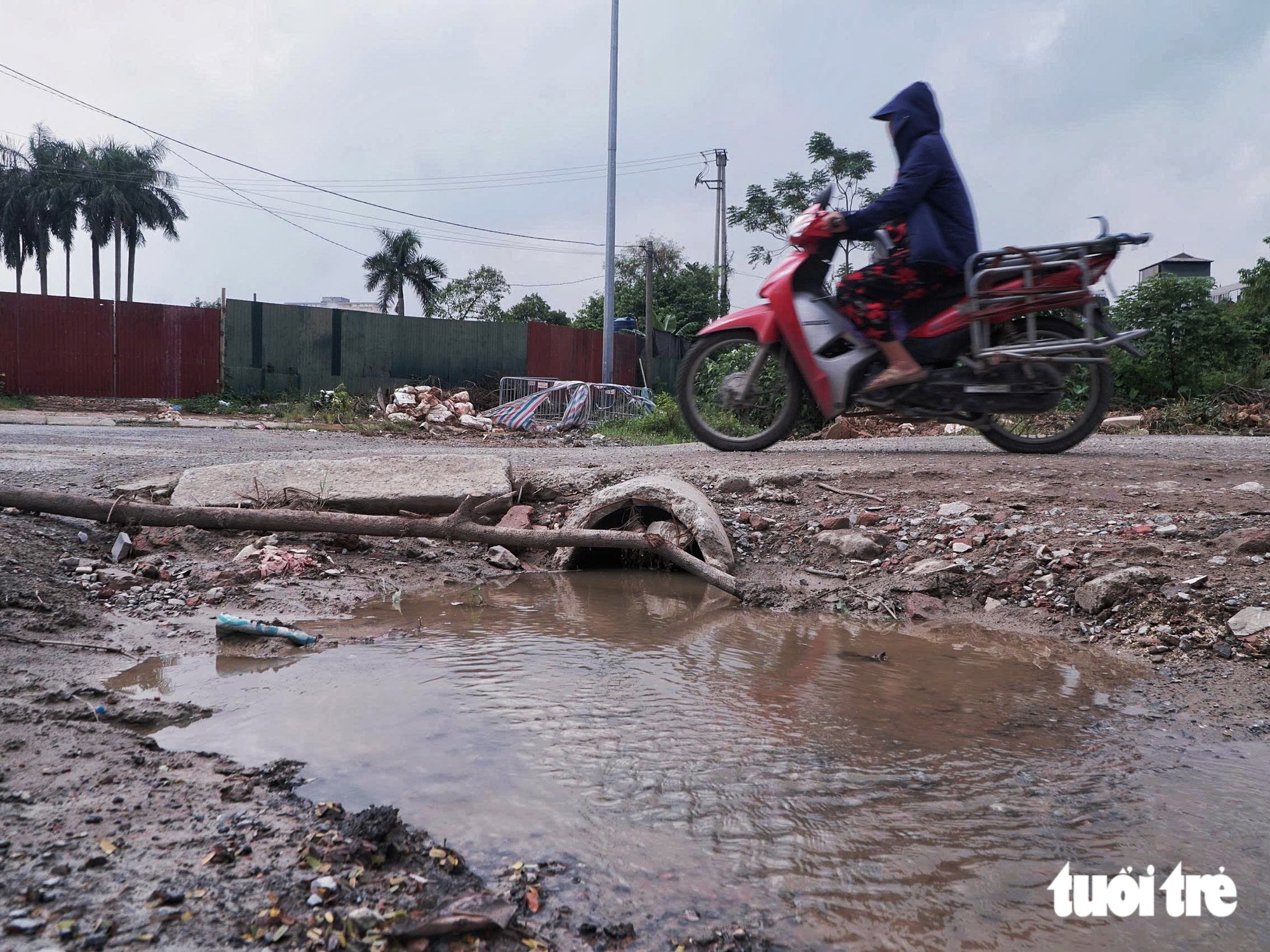Danger lurks along severely deteriorated roads in central Hanoi- Ảnh 19.