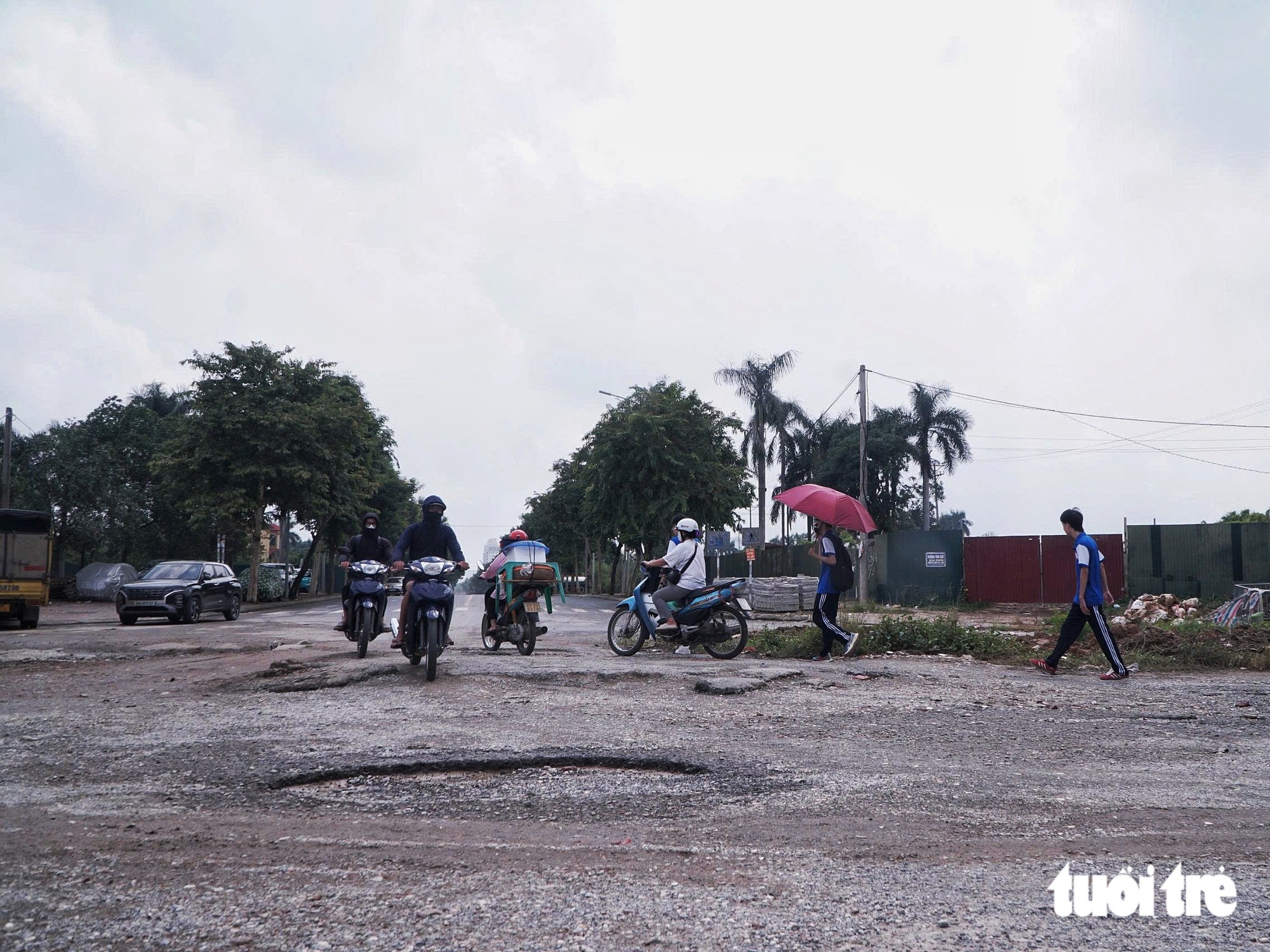 Danger lurks along severely deteriorated roads in central Hanoi- Ảnh 24.