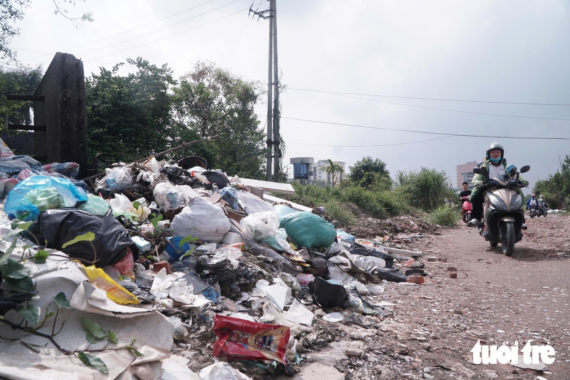 Danger lurks along severely deteriorated roads in central Hanoi- Ảnh 25.