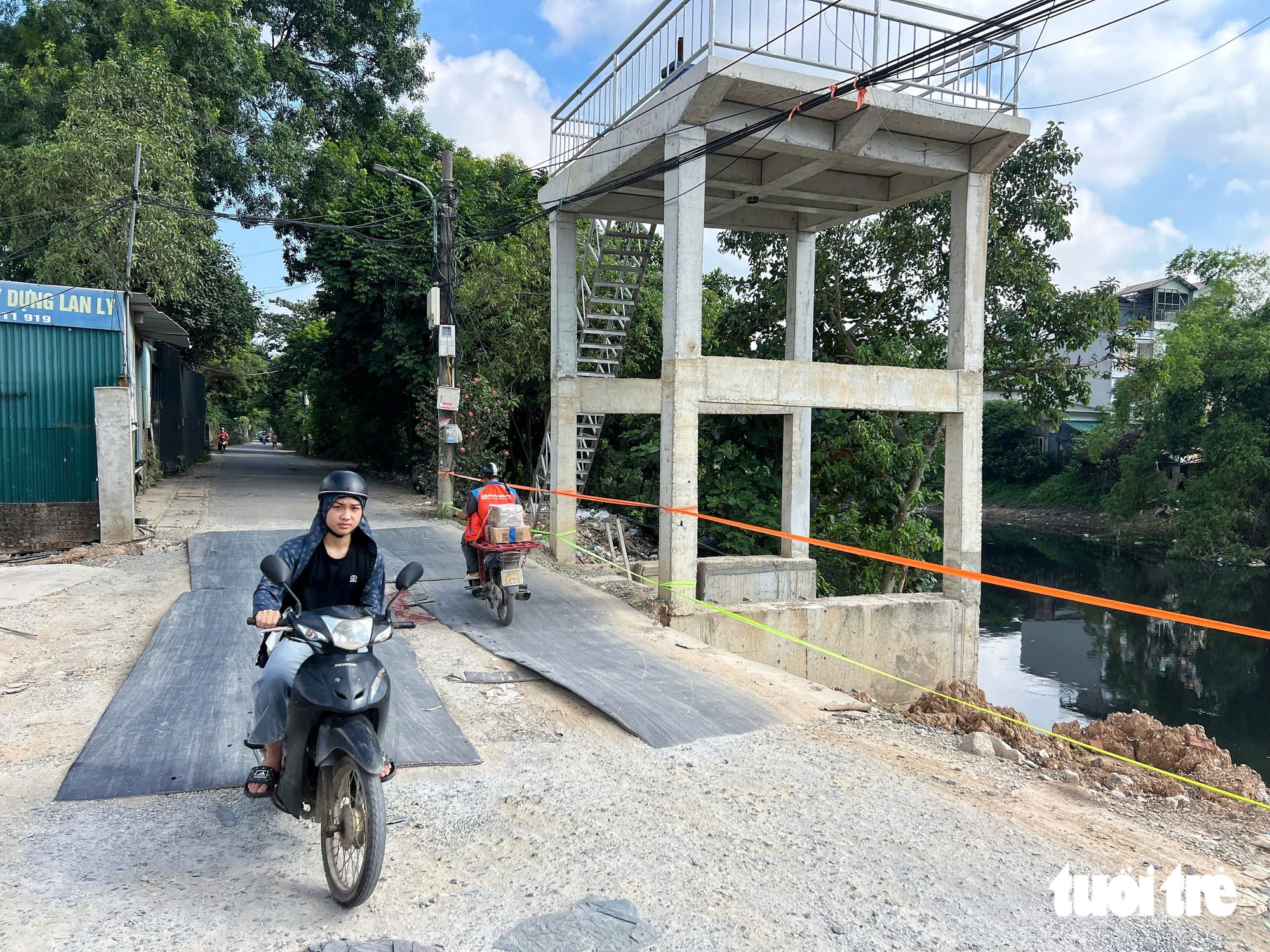 Danger lurks along severely deteriorated roads in central Hanoi- Ảnh 5.